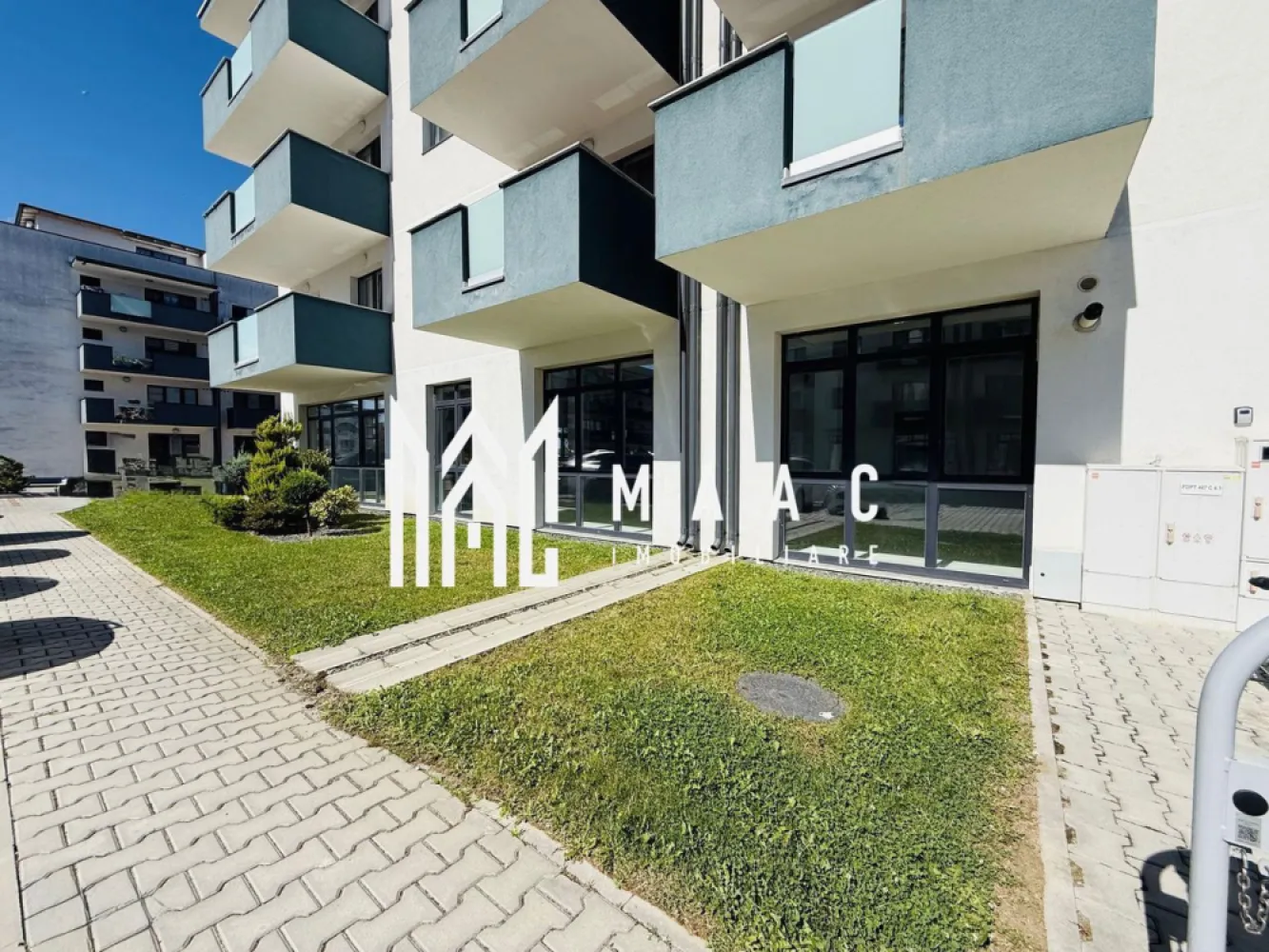 Spatiu comercial generos | West Side Park | 259 MPU - MAAC Imobiliare vă propune spre vânzare un spațiu comercial spațios și luminos, situat la parterul unui imobil nou din cadrul ansamblului rezidențial West Side Park, pe Calea Șurii Mici din Sibiu. Proprietatea reprezintă o oportunitate excelentă de investiție, fiind amplasată într-o zonă aflată în plină dezvoltare urbană, înconjurată de ansambluri rezidențiale noi și beneficiind de acces rapid către principalele puncte de interes ale orașului.

Spațiul comercial dispune de o suprafață utilă de 259 mp și este configurat open space, oferind flexibilitate maximă pentru amenajare și personalizare în funcție de specificul activității. Amplasarea la parterul clădirii asigură acces facil și vizibilitate foarte bună, iar vitrinele mari dispuse pe trei laturi permit pătrunderea luminii naturale pe tot parcursul zilei, contribuind la crearea unui spațiu modern, luminos și atractiv pentru activități comerciale sau profesionale.

Caracteristici principale:
-suprafață utilă: 259 mp
-compartimentare open space, ideală pentru personalizare în funcție de nevoile afacerii
-amplasare la parterul imobilului
-vitrine mari pe 3 laturi, cu lumină naturală abundentă

Datorită suprafeței generoase și compartimentării flexibile, spațiul este potrivit pentru diverse tipuri de activități comerciale sau servicii.

Utilizări posibile:
-clinică medicală
-sală de fitness
-showroom
-birouri
-alte tipuri de activități comerciale

Unul dintre avantajele importante ale acestei proprietăți este raportul atractiv între preț și potențialul de dezvoltare al zonei. Prețul de 1.250 Euro/mp oferă o oportunitate competitivă pentru investitorii care urmăresc achiziția unui spațiu comercial într-o zonă cu potențial ridicat de creștere a valorii.

Avantaje ale locației:
-zonă rezidențială în plină dezvoltare
-înconjurată de ansambluri rezidențiale noi
-trafic auto intens
-acces rapid către Zona Industrială Vest
-acces facil către Aeroportul Sibiu
-conexiune rapidă cu Autostrada A1
-acces facil către centrul orașului

Facilități incluse:
-3 locuri de parcare incluse în preț

Pentru mai multe detalii și informații suplimentare, vă rugăm să ne contactați telefonic și să menționați CP2934858.