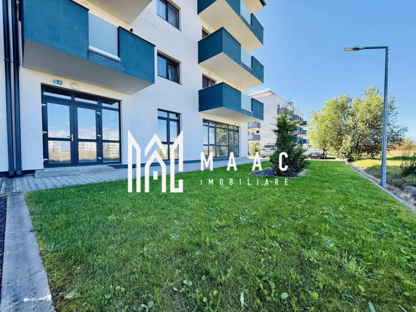 Spatiu comercial generos | West Side Park | 259 MPU - MAAC Imobiliare vă propune spre vânzare un spațiu comercial spațios și luminos, situat la parterul unui imobil nou din cadrul ansamblului rezidențial West Side Park, pe Calea Șurii Mici din Sibiu. Proprietatea reprezintă o oportunitate excelentă de investiție, fiind amplasată într-o zonă aflată în plină dezvoltare urbană, înconjurată de ansambluri rezidențiale noi și beneficiind de acces rapid către principalele puncte de interes ale orașului.

Spațiul comercial dispune de o suprafață utilă de 259 mp și este configurat open space, oferind flexibilitate maximă pentru amenajare și personalizare în funcție de specificul activității. Amplasarea la parterul clădirii asigură acces facil și vizibilitate foarte bună, iar vitrinele mari dispuse pe trei laturi permit pătrunderea luminii naturale pe tot parcursul zilei, contribuind la crearea unui spațiu modern, luminos și atractiv pentru activități comerciale sau profesionale.

Caracteristici principale:
-suprafață utilă: 259 mp
-compartimentare open space, ideală pentru personalizare în funcție de nevoile afacerii
-amplasare la parterul imobilului
-vitrine mari pe 3 laturi, cu lumină naturală abundentă

Datorită suprafeței generoase și compartimentării flexibile, spațiul este potrivit pentru diverse tipuri de activități comerciale sau servicii.

Utilizări posibile:
-clinică medicală
-sală de fitness
-showroom
-birouri
-alte tipuri de activități comerciale

Unul dintre avantajele importante ale acestei proprietăți este raportul atractiv între preț și potențialul de dezvoltare al zonei. Prețul de 1.250 Euro/mp oferă o oportunitate competitivă pentru investitorii care urmăresc achiziția unui spațiu comercial într-o zonă cu potențial ridicat de creștere a valorii.

Avantaje ale locației:
-zonă rezidențială în plină dezvoltare
-înconjurată de ansambluri rezidențiale noi
-trafic auto intens
-acces rapid către Zona Industrială Vest
-acces facil către Aeroportul Sibiu
-conexiune rapidă cu Autostrada A1
-acces facil către centrul orașului

Facilități incluse:
-3 locuri de parcare incluse în preț

Pentru mai multe detalii și informații suplimentare, vă rugăm să ne contactați telefonic și să menționați CP2934858.