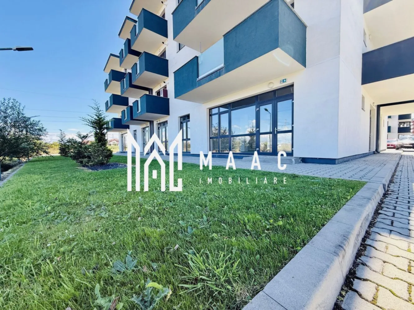 Spatiu comercial generos | West Side Park | 259 MPU - MAAC Imobiliare vă propune spre vânzare un spațiu comercial spațios și luminos, situat la parterul unui imobil nou din cadrul ansamblului rezidențial West Side Park, pe Calea Șurii Mici din Sibiu. Proprietatea reprezintă o oportunitate excelentă de investiție, fiind amplasată într-o zonă aflată în plină dezvoltare urbană, înconjurată de ansambluri rezidențiale noi și beneficiind de acces rapid către principalele puncte de interes ale orașului.

Spațiul comercial dispune de o suprafață utilă de 259 mp și este configurat open space, oferind flexibilitate maximă pentru amenajare și personalizare în funcție de specificul activității. Amplasarea la parterul clădirii asigură acces facil și vizibilitate foarte bună, iar vitrinele mari dispuse pe trei laturi permit pătrunderea luminii naturale pe tot parcursul zilei, contribuind la crearea unui spațiu modern, luminos și atractiv pentru activități comerciale sau profesionale.

Caracteristici principale:
-suprafață utilă: 259 mp
-compartimentare open space, ideală pentru personalizare în funcție de nevoile afacerii
-amplasare la parterul imobilului
-vitrine mari pe 3 laturi, cu lumină naturală abundentă

Datorită suprafeței generoase și compartimentării flexibile, spațiul este potrivit pentru diverse tipuri de activități comerciale sau servicii.

Utilizări posibile:
-clinică medicală
-sală de fitness
-showroom
-birouri
-alte tipuri de activități comerciale

Unul dintre avantajele importante ale acestei proprietăți este raportul atractiv între preț și potențialul de dezvoltare al zonei. Prețul de 1.250 Euro/mp oferă o oportunitate competitivă pentru investitorii care urmăresc achiziția unui spațiu comercial într-o zonă cu potențial ridicat de creștere a valorii.

Avantaje ale locației:
-zonă rezidențială în plină dezvoltare
-înconjurată de ansambluri rezidențiale noi
-trafic auto intens
-acces rapid către Zona Industrială Vest
-acces facil către Aeroportul Sibiu
-conexiune rapidă cu Autostrada A1
-acces facil către centrul orașului

Facilități incluse:
-3 locuri de parcare incluse în preț

Pentru mai multe detalii și informații suplimentare, vă rugăm să ne contactați telefonic și să menționați CP2934858.