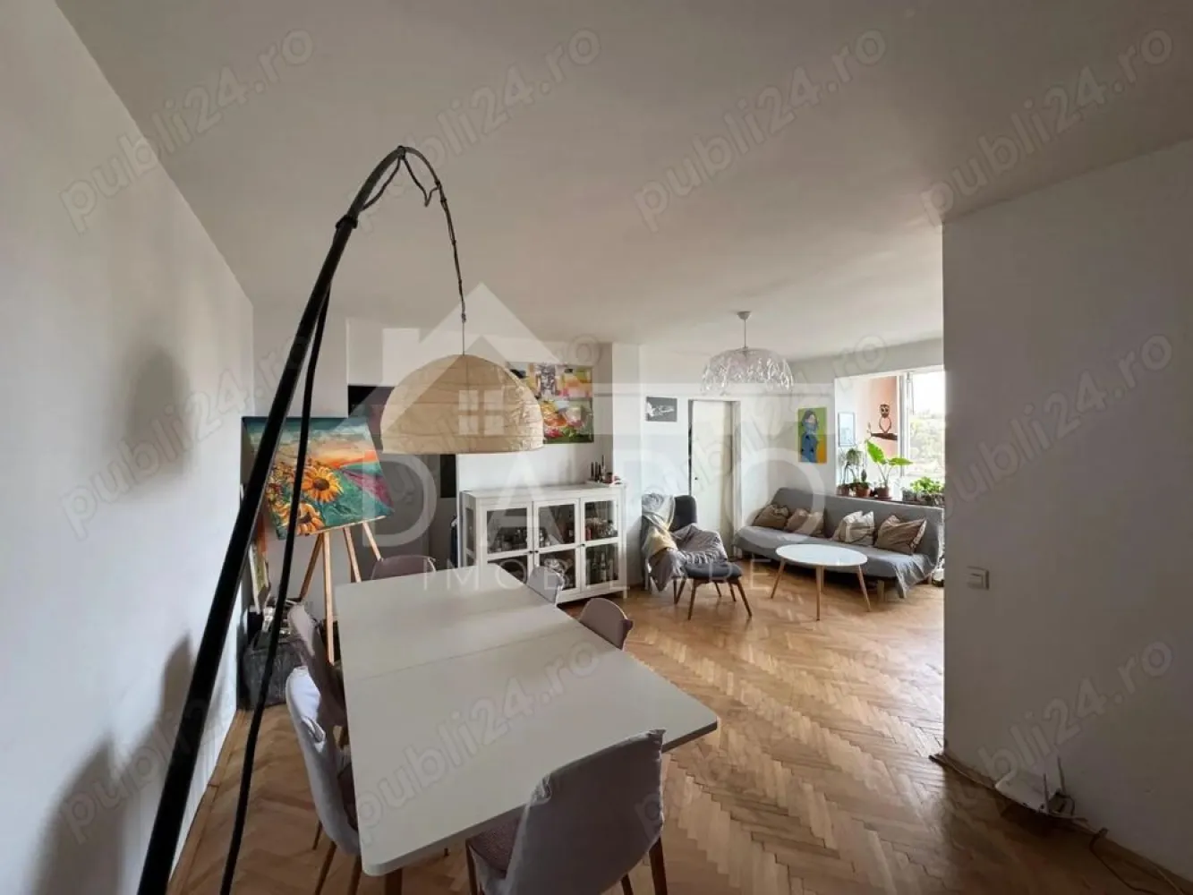 Apartament 4 camere 95 mp - Zona Centrala - Vedere Panoramica - 🏡 Apartament de vânzare – 4 camere | 95 mp | Zona centrală – vis-a-vis de Poli 2
Se oferă spre vânzare apartament spațios cu 4 camere, situat central în Târgu Mureș, vis-a-vis de Poli 2, într-o zonă liniștită și foarte bine conectată la toate facilitățile orașului: școli, magazine, farmacii, bănci și stație de transport chiar la ieșirea din bloc.
📐 Suprafață utilă: 95 mp
🏢 Etaj: 5
✔ compartimentare decomandată
✔ apartament luminos și aerisit
Compartimentare:
✔ living spațios – orientare Sud-Vest, foarte luminos, cu vedere panoramică spre Tudor, Dâmbu și Mureșeni
✔ 3 dormitoare (două orientate Nord-Est – ideale pentru odihnă, unul Sud-Vest – potrivit pentru birou sau cameră de oaspeți)
✔ bucătărie spațioasă
✔ 2 băi
✔ balcon tip terasă închis
✔ cămară
Anexe:
✔ boxă / pivniță – aproximativ 5 mp
Dotări și utilități:
✔ centrală termică proprie
✔ geamuri termopan
✔ parchet
✔ compartimentare practică
✔ multă lumină naturală
Avantaje:
📍 locație centrală – zona Poli 2
📍 aproape de centrul orașului
📍 școli, magazine, farmacii și bănci în apropiere
📍 stație de transport public chiar lângă bloc
📍 ideal pentru familie sau investiție
💎 Un apartament generos, bine poziționat, într-una dintre cele mai căutate zone din Târgu Mureș.
🤝 Proprietate promovată prin DARO Imobiliare
💳 Pentru achiziție, prin Kiwi Finance beneficiezi de:
✔ analiză GRATUITĂ a eligibilității
✔ acces la oferte de la peste 12 bănci
✔ negocierea dobânzii în favoarea ta
✔ suport complet până la semnarea contractului
📞 Detalii și vizionări:
Coman Maria – DARO Imobiliare & Kiwi Finance
📱 0749 535 729
🔑 DARO Imobiliare – găsim proprietatea potrivită.
💳 Kiwi Finance – obținem creditul pentru a o cumpăra.