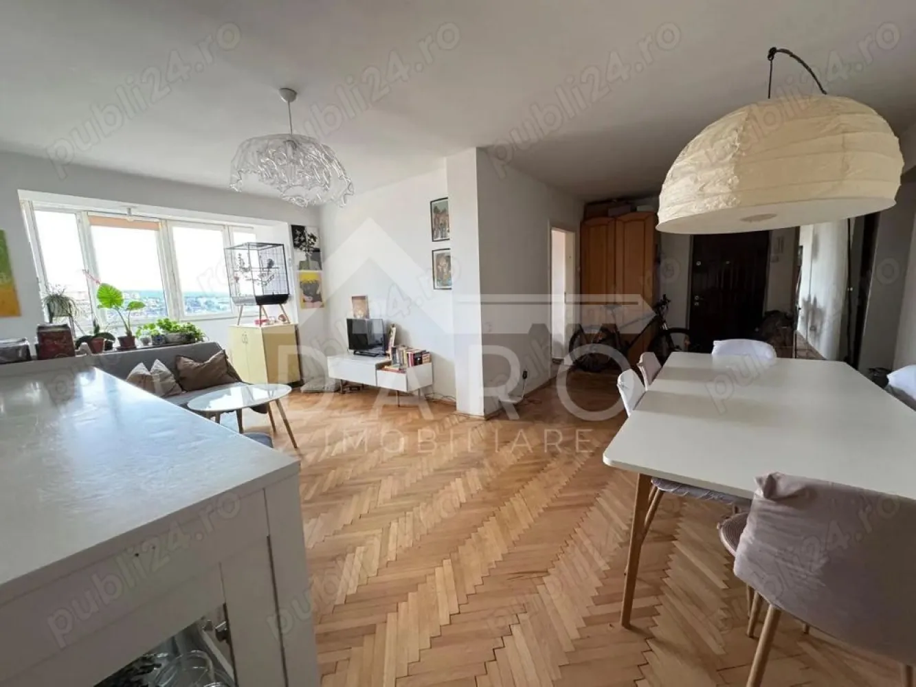 Apartament 4 camere 95 mp - Zona Centrala - Vedere Panoramica - 🏡 Apartament de vânzare – 4 camere | 95 mp | Zona centrală – vis-a-vis de Poli 2
Se oferă spre vânzare apartament spațios cu 4 camere, situat central în Târgu Mureș, vis-a-vis de Poli 2, într-o zonă liniștită și foarte bine conectată la toate facilitățile orașului: școli, magazine, farmacii, bănci și stație de transport chiar la ieșirea din bloc.
📐 Suprafață utilă: 95 mp
🏢 Etaj: 5
✔ compartimentare decomandată
✔ apartament luminos și aerisit
Compartimentare:
✔ living spațios – orientare Sud-Vest, foarte luminos, cu vedere panoramică spre Tudor, Dâmbu și Mureșeni
✔ 3 dormitoare (două orientate Nord-Est – ideale pentru odihnă, unul Sud-Vest – potrivit pentru birou sau cameră de oaspeți)
✔ bucătărie spațioasă
✔ 2 băi
✔ balcon tip terasă închis
✔ cămară
Anexe:
✔ boxă / pivniță – aproximativ 5 mp
Dotări și utilități:
✔ centrală termică proprie
✔ geamuri termopan
✔ parchet
✔ compartimentare practică
✔ multă lumină naturală
Avantaje:
📍 locație centrală – zona Poli 2
📍 aproape de centrul orașului
📍 școli, magazine, farmacii și bănci în apropiere
📍 stație de transport public chiar lângă bloc
📍 ideal pentru familie sau investiție
💎 Un apartament generos, bine poziționat, într-una dintre cele mai căutate zone din Târgu Mureș.
🤝 Proprietate promovată prin DARO Imobiliare
💳 Pentru achiziție, prin Kiwi Finance beneficiezi de:
✔ analiză GRATUITĂ a eligibilității
✔ acces la oferte de la peste 12 bănci
✔ negocierea dobânzii în favoarea ta
✔ suport complet până la semnarea contractului
📞 Detalii și vizionări:
Coman Maria – DARO Imobiliare & Kiwi Finance
📱 0749 535 729
🔑 DARO Imobiliare – găsim proprietatea potrivită.
💳 Kiwi Finance – obținem creditul pentru a o cumpăra.