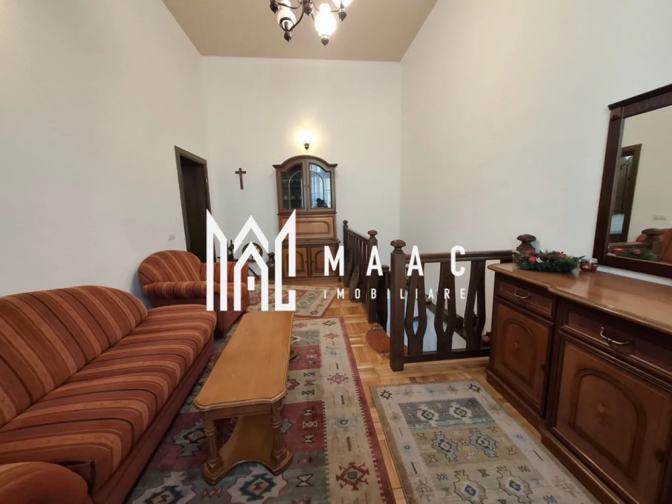 Apartament 2 Camere | 68 MPU | Centrul Istoric - MAAC Imobiliare oferă spre vânzare un apartament deosebit, situat într-o vilă elegantă din centrul istoric al Sibiului.

Apartamentul are o suprafață de 68 mp și se vinde complet mobilat și utilat, fiind pregătit pentru mutare imediată sau pentru investiție în regim hotelier.

Compartimentare:
 • living / cameră principală
 • dormitor
 • bucătărie
 • baie

Avantaje:

 Locație ultracentrală, într-o zonă pietonală
 Ideal pentru locuit sau investiție turistică
 Apartament complet mobilat și utilat

 În imediata apropiere se află numeroase puncte de interes: restaurante, magazine, școli, creșe și instituții importante precum Primăria Municipiului Sibiu și Biserica Sfânta Treime, precum și alte atracții turistice ale orașului.

Pentru mai multe informații sau pentru programarea unei vizionări, vă rugăm să ne contactați și să specificați ID-ul proprietății: CP2958017.