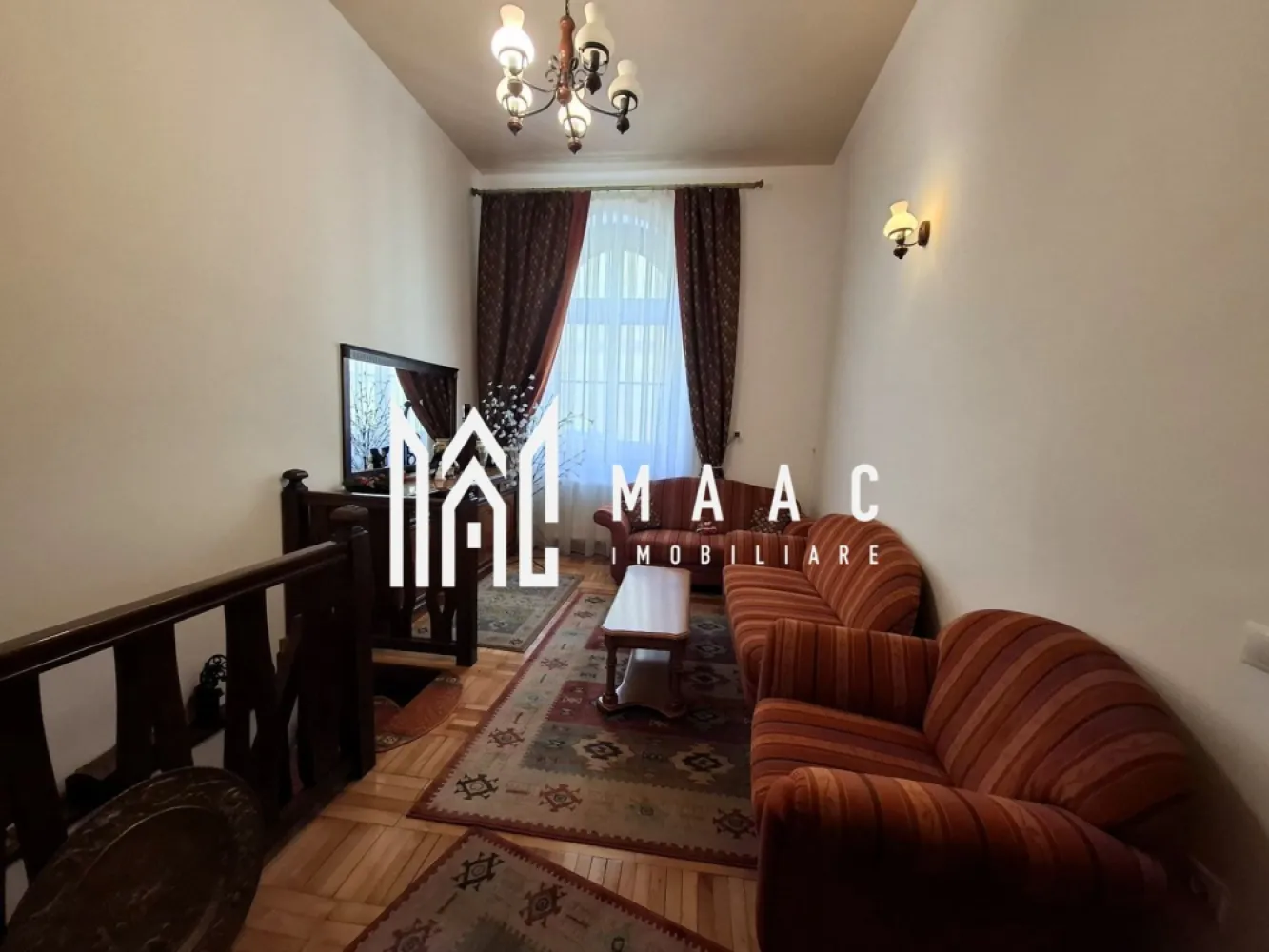 Apartament 2 Camere | 68 MPU | Centrul Istoric - MAAC Imobiliare oferă spre vânzare un apartament deosebit, situat într-o vilă elegantă din centrul istoric al Sibiului.

Apartamentul are o suprafață de 68 mp și se vinde complet mobilat și utilat, fiind pregătit pentru mutare imediată sau pentru investiție în regim hotelier.

Compartimentare:
 • living / cameră principală
 • dormitor
 • bucătărie
 • baie

Avantaje:

 Locație ultracentrală, într-o zonă pietonală
 Ideal pentru locuit sau investiție turistică
 Apartament complet mobilat și utilat

 În imediata apropiere se află numeroase puncte de interes: restaurante, magazine, școli, creșe și instituții importante precum Primăria Municipiului Sibiu și Biserica Sfânta Treime, precum și alte atracții turistice ale orașului.

Pentru mai multe informații sau pentru programarea unei vizionări, vă rugăm să ne contactați și să specificați ID-ul proprietății: CP2958017.