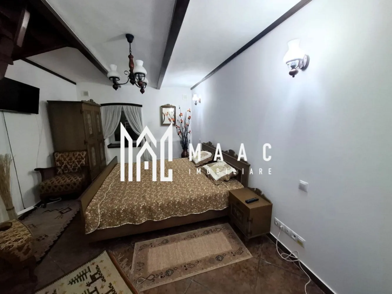 Apartament 2 Camere | 68 MPU | Centrul Istoric - MAAC Imobiliare oferă spre vânzare un apartament deosebit, situat într-o vilă elegantă din centrul istoric al Sibiului.

Apartamentul are o suprafață de 68 mp și se vinde complet mobilat și utilat, fiind pregătit pentru mutare imediată sau pentru investiție în regim hotelier.

Compartimentare:
 • living / cameră principală
 • dormitor
 • bucătărie
 • baie

Avantaje:

 Locație ultracentrală, într-o zonă pietonală
 Ideal pentru locuit sau investiție turistică
 Apartament complet mobilat și utilat

 În imediata apropiere se află numeroase puncte de interes: restaurante, magazine, școli, creșe și instituții importante precum Primăria Municipiului Sibiu și Biserica Sfânta Treime, precum și alte atracții turistice ale orașului.

Pentru mai multe informații sau pentru programarea unei vizionări, vă rugăm să ne contactați și să specificați ID-ul proprietății: CP2958017.