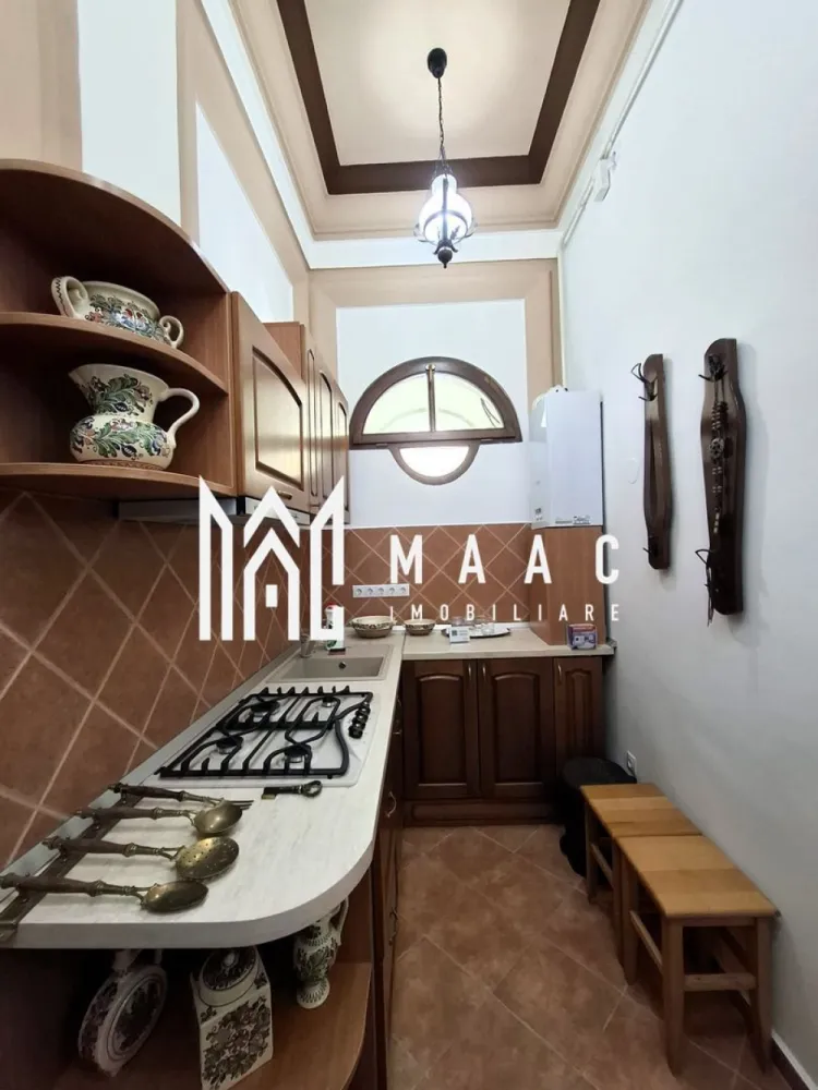 Apartament 2 Camere | 68 MPU | Centrul Istoric - MAAC Imobiliare oferă spre vânzare un apartament deosebit, situat într-o vilă elegantă din centrul istoric al Sibiului.

Apartamentul are o suprafață de 68 mp și se vinde complet mobilat și utilat, fiind pregătit pentru mutare imediată sau pentru investiție în regim hotelier.

Compartimentare:
 • living / cameră principală
 • dormitor
 • bucătărie
 • baie

Avantaje:

 Locație ultracentrală, într-o zonă pietonală
 Ideal pentru locuit sau investiție turistică
 Apartament complet mobilat și utilat

 În imediata apropiere se află numeroase puncte de interes: restaurante, magazine, școli, creșe și instituții importante precum Primăria Municipiului Sibiu și Biserica Sfânta Treime, precum și alte atracții turistice ale orașului.

Pentru mai multe informații sau pentru programarea unei vizionări, vă rugăm să ne contactați și să specificați ID-ul proprietății: CP2958017.