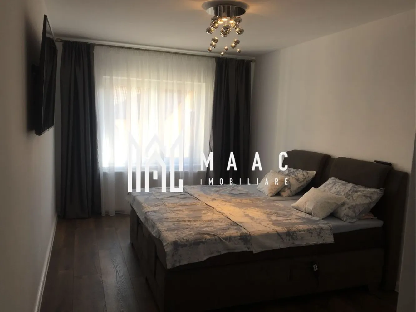 Casă Tip Duplex | Mobilată Si Utilată | Cartierul Arhitecțil - MAAC Imobiliare vă propune spre vânzare o casă tip duplex, situată în Cartierul Arhitecților, 

Locuința a fost finalizată în anul 2019 și este locuită de aproximativ 4 ani. Proprietatea se remarcă prin finisaje premium și mobilier de lux, fiind pregătită pentru mutare imediată.

Compartimentare:

 Parter
 • hol de acces
 • casa scării
 • debara/cămară
 • baie
 • bucătărie
 • living spațios cu ieșire pe terasă acoperită de 21 mp

 Etaj
 • 3 dormitoare complet mobilate
 • hol
 • dressing
 • baie
 • balcon

Avantaje și dotări:

 Se vinde complet mobilată și utilată, exact ca în imagini
 Terasă acoperită ideală pentru relaxare
 Curte pavată și complet amenajată
 Garduri solide din beton și cărămidă, placate cu piatră și marmură
 Posibilitate de parcare pentru până la 3 mașini în curte
 Zonă rezidențială liniștită, foarte căutată

 Pentru mai multe informații sau pentru programarea unei vizionări, vă rugăm să ne contactați și să specificați ID-ul proprietății: CP2958313.