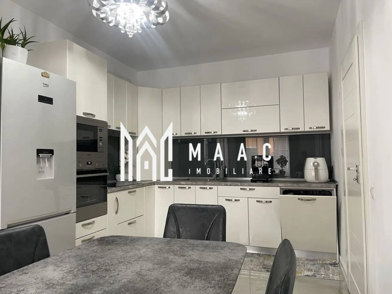 Casă Tip Duplex | Mobilată Si Utilată | Cartierul Arhitecțil - MAAC Imobiliare vă propune spre vânzare o casă tip duplex, situată în Cartierul Arhitecților, 

Locuința a fost finalizată în anul 2019 și este locuită de aproximativ 4 ani. Proprietatea se remarcă prin finisaje premium și mobilier de lux, fiind pregătită pentru mutare imediată.

Compartimentare:

 Parter
 • hol de acces
 • casa scării
 • debara/cămară
 • baie
 • bucătărie
 • living spațios cu ieșire pe terasă acoperită de 21 mp

 Etaj
 • 3 dormitoare complet mobilate
 • hol
 • dressing
 • baie
 • balcon

Avantaje și dotări:

 Se vinde complet mobilată și utilată, exact ca în imagini
 Terasă acoperită ideală pentru relaxare
 Curte pavată și complet amenajată
 Garduri solide din beton și cărămidă, placate cu piatră și marmură
 Posibilitate de parcare pentru până la 3 mașini în curte
 Zonă rezidențială liniștită, foarte căutată

 Pentru mai multe informații sau pentru programarea unei vizionări, vă rugăm să ne contactați și să specificați ID-ul proprietății: CP2958313.