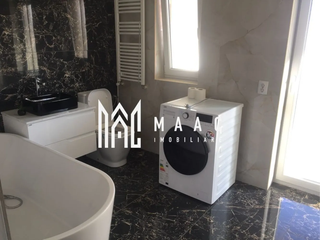 Casă Tip Duplex | Mobilată Si Utilată | Cartierul Arhitecțil - MAAC Imobiliare vă propune spre vânzare o casă tip duplex, situată în Cartierul Arhitecților, 

Locuința a fost finalizată în anul 2019 și este locuită de aproximativ 4 ani. Proprietatea se remarcă prin finisaje premium și mobilier de lux, fiind pregătită pentru mutare imediată.

Compartimentare:

 Parter
 • hol de acces
 • casa scării
 • debara/cămară
 • baie
 • bucătărie
 • living spațios cu ieșire pe terasă acoperită de 21 mp

 Etaj
 • 3 dormitoare complet mobilate
 • hol
 • dressing
 • baie
 • balcon

Avantaje și dotări:

 Se vinde complet mobilată și utilată, exact ca în imagini
 Terasă acoperită ideală pentru relaxare
 Curte pavată și complet amenajată
 Garduri solide din beton și cărămidă, placate cu piatră și marmură
 Posibilitate de parcare pentru până la 3 mașini în curte
 Zonă rezidențială liniștită, foarte căutată

 Pentru mai multe informații sau pentru programarea unei vizionări, vă rugăm să ne contactați și să specificați ID-ul proprietății: CP2958313.