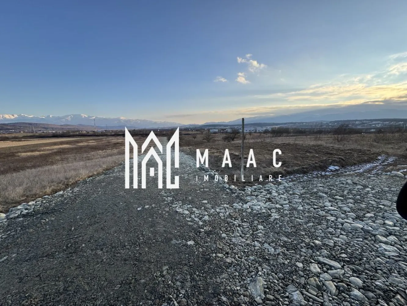 Parcele de Teren | Intravilan| 413 MP | PUZ Aprobat | Mohu-Șelimbăr - MAAC Imobiliare vă propune spre vânzare parcele de teren intravilan situate într-un ansamblu rezidențial nou în localitatea Mohu, comuna Șelimbăr, într-o zonă în plină dezvoltare aflat la o distanță de maxim 15 minute de Sibiu. 

Amplasarea acestora într-un cadru natural liniștit oferă o panoramă deosebită și reprezintă oportunitatea ideală pentru construcția unei case departe de agitația orașului, dar cu acces facil către punctele de interes urban.

Proprietățile beneficiază de un PUZ aprobat si au o suprafață de 418 mp, având o deschidere la stradă de 13,50 metri. 

Utilitățile necesare sunt disponibile în imediata proximitate a terenului, facilitând astfel procesul de demarare a construcției. 

Flexibilitate pentru proiecte cu regim de înalțime Demisol, Parter si Etaj sau Demisol, Parter si Mansardă.

Pentru mai multe detalii tehnice , informații suplimentare sau pentru a programa o vizionare, nu ezitați să ne contactați menționând codul proprietății ID: CP2961944
