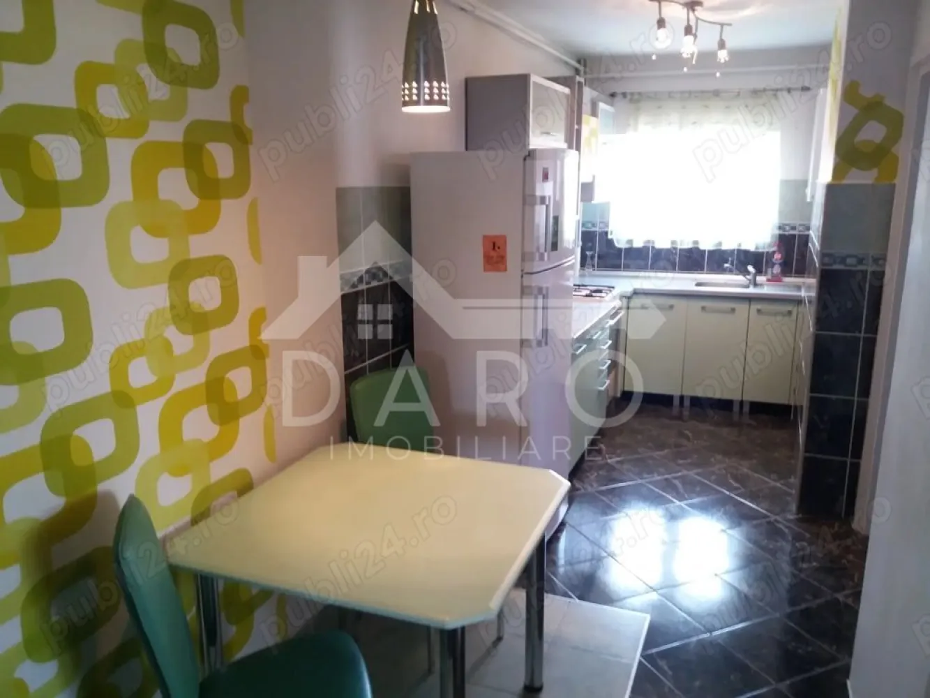 🏡 Apartament 2 camere de închiriat – Centru | Piața Teatrului |450 € - 🏡 Apartament 2 camere de închiriat – Centru | Piața Teatrului | 450 €
DARO IMOBILIARE oferă spre închiriere apartament cu 2 camere decomandat, situat chiar în inima orașului Târgu Mureș, într-unul dintre cele mai bine poziționate blocuri din oraș, cu o priveliște deosebită către Teatrul Național, Galeriile Luxor și Catedrala Mare.
💰 Chirie: 450 €/lună
🏢 Etaj: 8
✔ bloc liniștit
✔ apartament proaspăt renovat
Compartimentare:
✔ living
✔ dormitor
✔ bucătărie
✔ baie
✔ hol
Dotări și utilități:
✔ centrală termică proprie
✔ mașină de spălat
✔ aragaz
✔ frigider
✔ mobilier modern
Avantaje:
📍 locație ultracentrală – Piața Teatrului
📍 vedere spectaculoasă către Teatrul Național și Catedrala Mare
📍 aproape de universitate, magazine, restaurante și transport public
📍 ideal pentru studenți sau cuplu
💎 Practic, ai priveliște directă către toate evenimentele din Piața Teatrului, chiar de la fereastra apartamentului.
🤝 Proprietate promovată prin DARO Imobiliare
📞 Detalii și vizionări:
Coman Maria – DARO Imobiliare
📱 0749 535 729
🔑 DARO Imobiliare – găsim proprietatea potrivită.