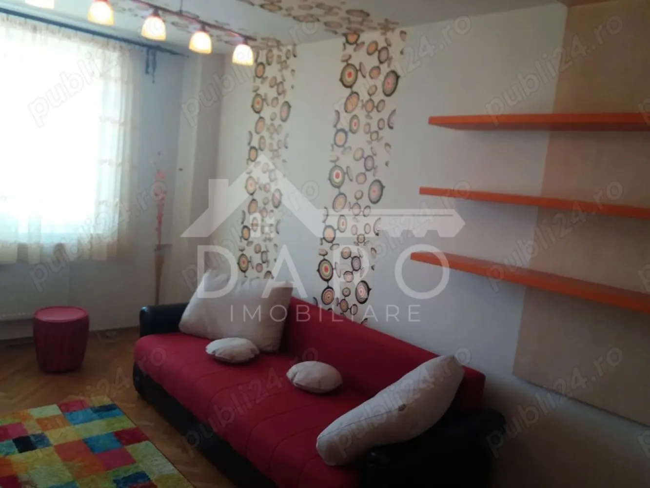 🏡 Apartament 2 camere de închiriat – Centru | Piața Teatrului |450 € - 🏡 Apartament 2 camere de închiriat – Centru | Piața Teatrului | 450 €
DARO IMOBILIARE oferă spre închiriere apartament cu 2 camere decomandat, situat chiar în inima orașului Târgu Mureș, într-unul dintre cele mai bine poziționate blocuri din oraș, cu o priveliște deosebită către Teatrul Național, Galeriile Luxor și Catedrala Mare.
💰 Chirie: 450 €/lună
🏢 Etaj: 8
✔ bloc liniștit
✔ apartament proaspăt renovat
Compartimentare:
✔ living
✔ dormitor
✔ bucătărie
✔ baie
✔ hol
Dotări și utilități:
✔ centrală termică proprie
✔ mașină de spălat
✔ aragaz
✔ frigider
✔ mobilier modern
Avantaje:
📍 locație ultracentrală – Piața Teatrului
📍 vedere spectaculoasă către Teatrul Național și Catedrala Mare
📍 aproape de universitate, magazine, restaurante și transport public
📍 ideal pentru studenți sau cuplu
💎 Practic, ai priveliște directă către toate evenimentele din Piața Teatrului, chiar de la fereastra apartamentului.
🤝 Proprietate promovată prin DARO Imobiliare
📞 Detalii și vizionări:
Coman Maria – DARO Imobiliare
📱 0749 535 729
🔑 DARO Imobiliare – găsim proprietatea potrivită.
