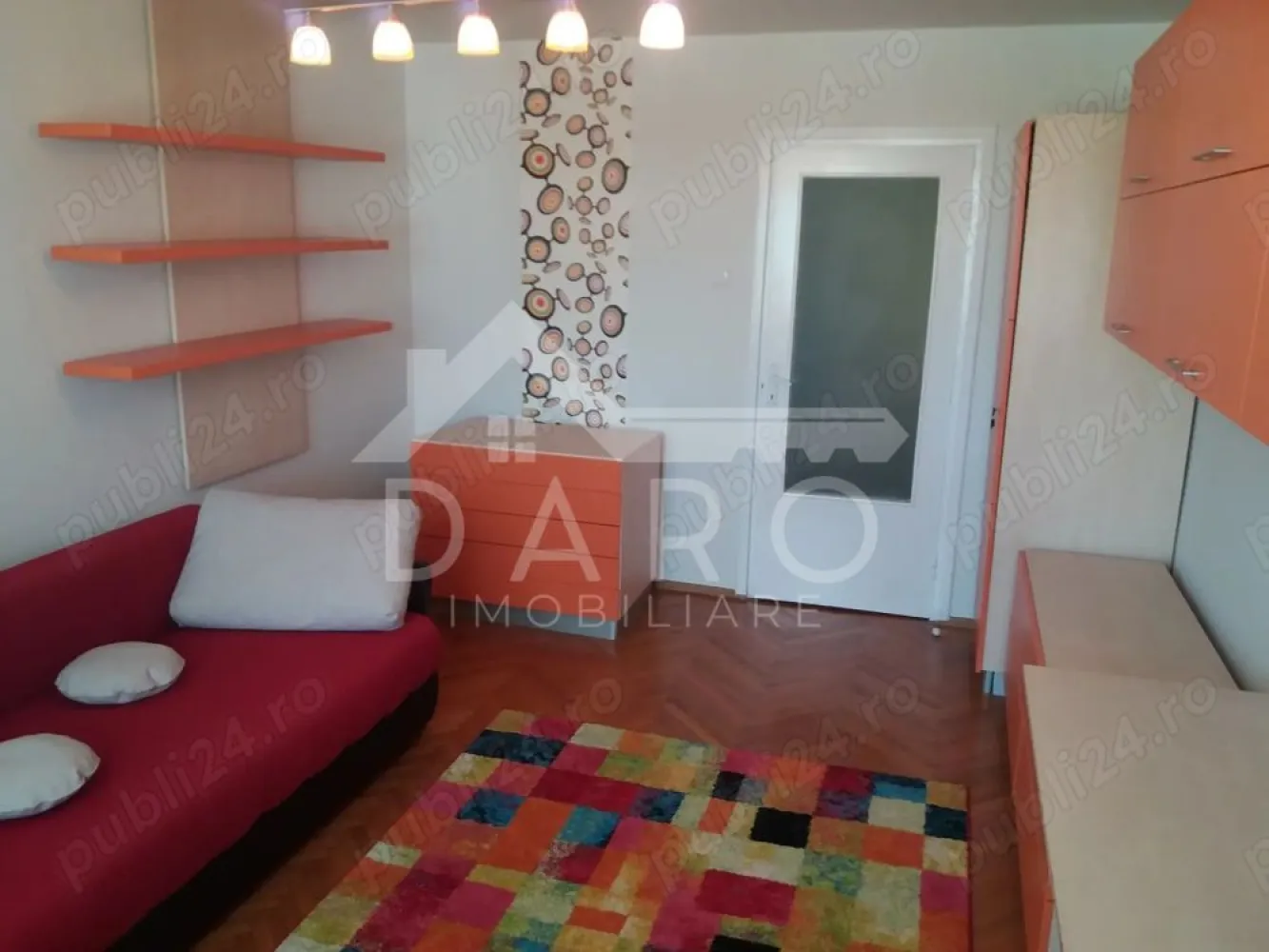 🏡 Apartament 2 camere de închiriat – Centru | Piața Teatrului |450 € - 🏡 Apartament 2 camere de închiriat – Centru | Piața Teatrului | 450 €
DARO IMOBILIARE oferă spre închiriere apartament cu 2 camere decomandat, situat chiar în inima orașului Târgu Mureș, într-unul dintre cele mai bine poziționate blocuri din oraș, cu o priveliște deosebită către Teatrul Național, Galeriile Luxor și Catedrala Mare.
💰 Chirie: 450 €/lună
🏢 Etaj: 8
✔ bloc liniștit
✔ apartament proaspăt renovat
Compartimentare:
✔ living
✔ dormitor
✔ bucătărie
✔ baie
✔ hol
Dotări și utilități:
✔ centrală termică proprie
✔ mașină de spălat
✔ aragaz
✔ frigider
✔ mobilier modern
Avantaje:
📍 locație ultracentrală – Piața Teatrului
📍 vedere spectaculoasă către Teatrul Național și Catedrala Mare
📍 aproape de universitate, magazine, restaurante și transport public
📍 ideal pentru studenți sau cuplu
💎 Practic, ai priveliște directă către toate evenimentele din Piața Teatrului, chiar de la fereastra apartamentului.
🤝 Proprietate promovată prin DARO Imobiliare
📞 Detalii și vizionări:
Coman Maria – DARO Imobiliare
📱 0749 535 729
🔑 DARO Imobiliare – găsim proprietatea potrivită.