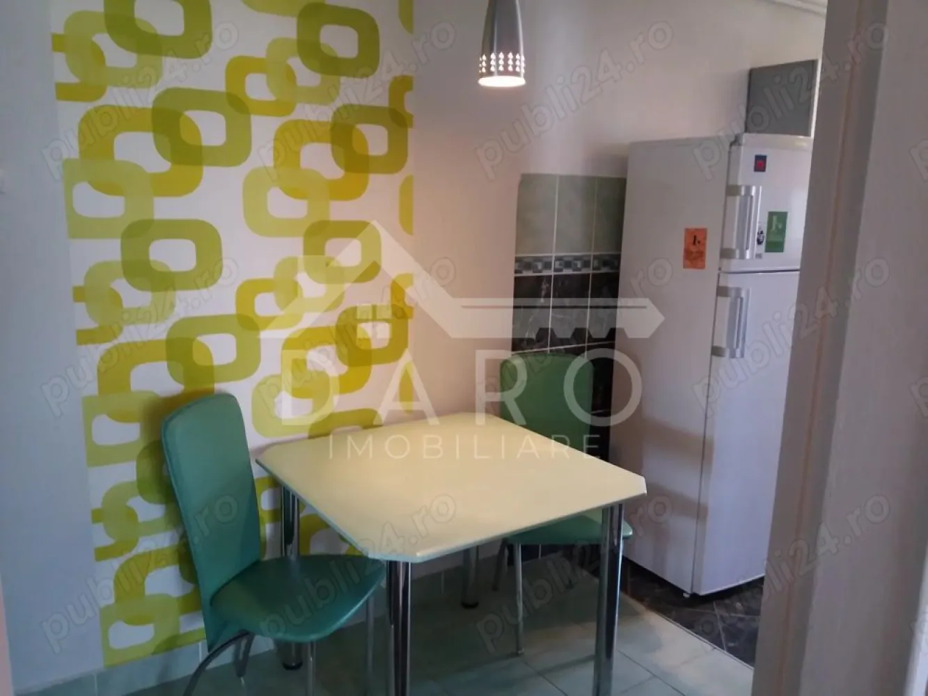 🏡 Apartament 2 camere de închiriat – Centru | Piața Teatrului |450 € - 🏡 Apartament 2 camere de închiriat – Centru | Piața Teatrului | 450 €
DARO IMOBILIARE oferă spre închiriere apartament cu 2 camere decomandat, situat chiar în inima orașului Târgu Mureș, într-unul dintre cele mai bine poziționate blocuri din oraș, cu o priveliște deosebită către Teatrul Național, Galeriile Luxor și Catedrala Mare.
💰 Chirie: 450 €/lună
🏢 Etaj: 8
✔ bloc liniștit
✔ apartament proaspăt renovat
Compartimentare:
✔ living
✔ dormitor
✔ bucătărie
✔ baie
✔ hol
Dotări și utilități:
✔ centrală termică proprie
✔ mașină de spălat
✔ aragaz
✔ frigider
✔ mobilier modern
Avantaje:
📍 locație ultracentrală – Piața Teatrului
📍 vedere spectaculoasă către Teatrul Național și Catedrala Mare
📍 aproape de universitate, magazine, restaurante și transport public
📍 ideal pentru studenți sau cuplu
💎 Practic, ai priveliște directă către toate evenimentele din Piața Teatrului, chiar de la fereastra apartamentului.
🤝 Proprietate promovată prin DARO Imobiliare
📞 Detalii și vizionări:
Coman Maria – DARO Imobiliare
📱 0749 535 729
🔑 DARO Imobiliare – găsim proprietatea potrivită.