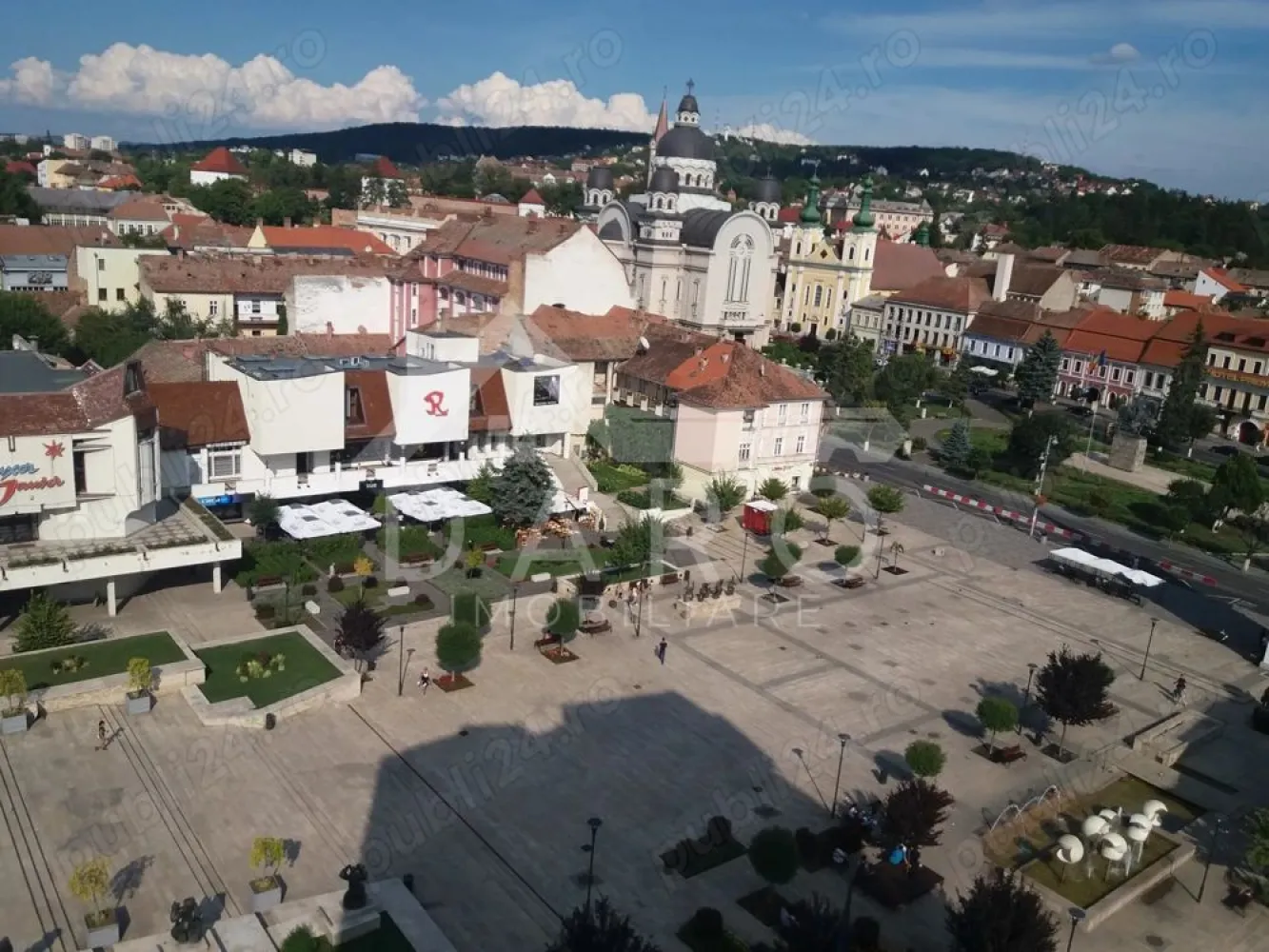 🏡 Apartament 2 camere de închiriat – Centru | Piața Teatrului |450 € - 🏡 Apartament 2 camere de închiriat – Centru | Piața Teatrului | 450 €
DARO IMOBILIARE oferă spre închiriere apartament cu 2 camere decomandat, situat chiar în inima orașului Târgu Mureș, într-unul dintre cele mai bine poziționate blocuri din oraș, cu o priveliște deosebită către Teatrul Național, Galeriile Luxor și Catedrala Mare.
💰 Chirie: 450 €/lună
🏢 Etaj: 8
✔ bloc liniștit
✔ apartament proaspăt renovat
Compartimentare:
✔ living
✔ dormitor
✔ bucătărie
✔ baie
✔ hol
Dotări și utilități:
✔ centrală termică proprie
✔ mașină de spălat
✔ aragaz
✔ frigider
✔ mobilier modern
Avantaje:
📍 locație ultracentrală – Piața Teatrului
📍 vedere spectaculoasă către Teatrul Național și Catedrala Mare
📍 aproape de universitate, magazine, restaurante și transport public
📍 ideal pentru studenți sau cuplu
💎 Practic, ai priveliște directă către toate evenimentele din Piața Teatrului, chiar de la fereastra apartamentului.
🤝 Proprietate promovată prin DARO Imobiliare
📞 Detalii și vizionări:
Coman Maria – DARO Imobiliare
📱 0749 535 729
🔑 DARO Imobiliare – găsim proprietatea potrivită.