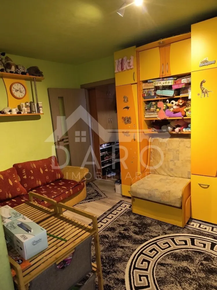 🏡 Apartament 2 camere de vânzare – Dâmbu Pietros | 38 mp | 66.000 € - 🏡 Apartament 2 camere de vânzare – Dâmbu Pietros | 38 mp | 66.000 €
Se oferă spre vânzare apartament cu 2 camere, situat în cartierul Dâmbu Pietros, pe strada Petru Dobra, într-o zonă liniștită și foarte bine conectată la facilitățile din zonă.
💰 Preț: 66.000 € (ușor negociabil)
📐 Suprafață utilă: 38 mp
🏢 Etaj: Parter
✔ confort 2
✔ bloc cu 4 etaje
Compartimentare:
✔ 2 camere
✔ bucătărie
✔ baie cu geam
✔ hol
Dotări și utilități:
✔ centrală termică proprie
✔ geamuri termopan
✔ gresie și faianță
✔ parchet laminat
✔ ușă metalică la intrare
✔ uși interioare schimbate
Avantaje:
📍 zonă bună – Dâmbu Pietros, str. Petru Dobra
📍 aproape de școală și grădiniță
📍 piață și supermarketuri în apropiere
📍 stație de autobuz la câteva minute
📍 ideal pentru locuință sau investiție
💎 O oportunitate pentru cei care caută un apartament accesibil într-o zonă bine dezvoltată din Târgu Mureș.
🤝 Proprietate promovată prin DARO Imobiliare
💳 Pentru achiziție, prin Kiwi Finance beneficiezi de:
✔ analiză GRATUITĂ a eligibilității
✔ acces la oferte de la peste 12 bănci
✔ negocierea dobânzii în favoarea ta
✔ suport complet până la semnarea contractului
📞 Detalii și vizionări:
Coman Maria – DARO Imobiliare & Kiwi Finance
📱 0749 535 729
🔑 DARO Imobiliare – găsim proprietatea potrivită.
💳 Kiwi Finance – obținem creditul pentru a o cumpăra.