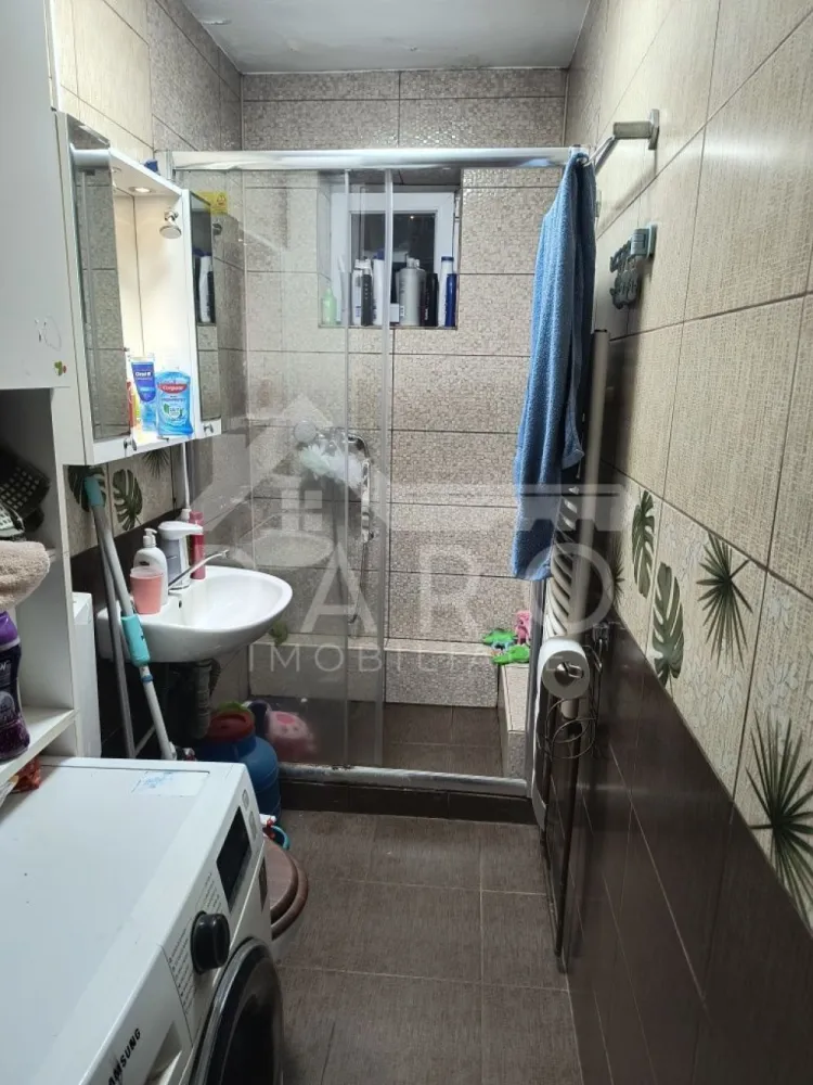 🏡 Apartament 2 camere de vânzare – Dâmbu Pietros | 38 mp | 66.000 € - 🏡 Apartament 2 camere de vânzare – Dâmbu Pietros | 38 mp | 66.000 €
Se oferă spre vânzare apartament cu 2 camere, situat în cartierul Dâmbu Pietros, pe strada Petru Dobra, într-o zonă liniștită și foarte bine conectată la facilitățile din zonă.
💰 Preț: 66.000 € (ușor negociabil)
📐 Suprafață utilă: 38 mp
🏢 Etaj: Parter
✔ confort 2
✔ bloc cu 4 etaje
Compartimentare:
✔ 2 camere
✔ bucătărie
✔ baie cu geam
✔ hol
Dotări și utilități:
✔ centrală termică proprie
✔ geamuri termopan
✔ gresie și faianță
✔ parchet laminat
✔ ușă metalică la intrare
✔ uși interioare schimbate
Avantaje:
📍 zonă bună – Dâmbu Pietros, str. Petru Dobra
📍 aproape de școală și grădiniță
📍 piață și supermarketuri în apropiere
📍 stație de autobuz la câteva minute
📍 ideal pentru locuință sau investiție
💎 O oportunitate pentru cei care caută un apartament accesibil într-o zonă bine dezvoltată din Târgu Mureș.
🤝 Proprietate promovată prin DARO Imobiliare
💳 Pentru achiziție, prin Kiwi Finance beneficiezi de:
✔ analiză GRATUITĂ a eligibilității
✔ acces la oferte de la peste 12 bănci
✔ negocierea dobânzii în favoarea ta
✔ suport complet până la semnarea contractului
📞 Detalii și vizionări:
Coman Maria – DARO Imobiliare & Kiwi Finance
📱 0749 535 729
🔑 DARO Imobiliare – găsim proprietatea potrivită.
💳 Kiwi Finance – obținem creditul pentru a o cumpăra.