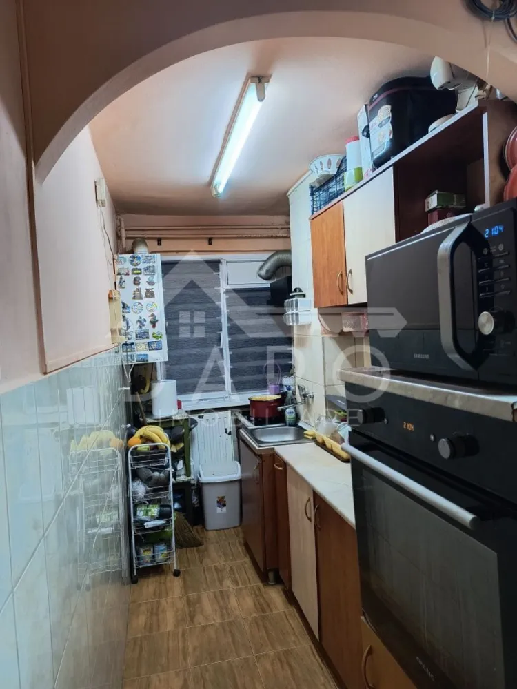 🏡 Apartament 2 camere de vânzare – Dâmbu Pietros | 38 mp | 66.000 € - 🏡 Apartament 2 camere de vânzare – Dâmbu Pietros | 38 mp | 66.000 €
Se oferă spre vânzare apartament cu 2 camere, situat în cartierul Dâmbu Pietros, pe strada Petru Dobra, într-o zonă liniștită și foarte bine conectată la facilitățile din zonă.
💰 Preț: 66.000 € (ușor negociabil)
📐 Suprafață utilă: 38 mp
🏢 Etaj: Parter
✔ confort 2
✔ bloc cu 4 etaje
Compartimentare:
✔ 2 camere
✔ bucătărie
✔ baie cu geam
✔ hol
Dotări și utilități:
✔ centrală termică proprie
✔ geamuri termopan
✔ gresie și faianță
✔ parchet laminat
✔ ușă metalică la intrare
✔ uși interioare schimbate
Avantaje:
📍 zonă bună – Dâmbu Pietros, str. Petru Dobra
📍 aproape de școală și grădiniță
📍 piață și supermarketuri în apropiere
📍 stație de autobuz la câteva minute
📍 ideal pentru locuință sau investiție
💎 O oportunitate pentru cei care caută un apartament accesibil într-o zonă bine dezvoltată din Târgu Mureș.
🤝 Proprietate promovată prin DARO Imobiliare
💳 Pentru achiziție, prin Kiwi Finance beneficiezi de:
✔ analiză GRATUITĂ a eligibilității
✔ acces la oferte de la peste 12 bănci
✔ negocierea dobânzii în favoarea ta
✔ suport complet până la semnarea contractului
📞 Detalii și vizionări:
Coman Maria – DARO Imobiliare & Kiwi Finance
📱 0749 535 729
🔑 DARO Imobiliare – găsim proprietatea potrivită.
💳 Kiwi Finance – obținem creditul pentru a o cumpăra.