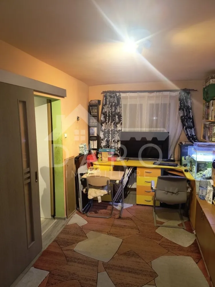 🏡 Apartament 2 camere de vânzare – Dâmbu Pietros | 38 mp | 66.000 € - 🏡 Apartament 2 camere de vânzare – Dâmbu Pietros | 38 mp | 66.000 €
Se oferă spre vânzare apartament cu 2 camere, situat în cartierul Dâmbu Pietros, pe strada Petru Dobra, într-o zonă liniștită și foarte bine conectată la facilitățile din zonă.
💰 Preț: 66.000 € (ușor negociabil)
📐 Suprafață utilă: 38 mp
🏢 Etaj: Parter
✔ confort 2
✔ bloc cu 4 etaje
Compartimentare:
✔ 2 camere
✔ bucătărie
✔ baie cu geam
✔ hol
Dotări și utilități:
✔ centrală termică proprie
✔ geamuri termopan
✔ gresie și faianță
✔ parchet laminat
✔ ușă metalică la intrare
✔ uși interioare schimbate
Avantaje:
📍 zonă bună – Dâmbu Pietros, str. Petru Dobra
📍 aproape de școală și grădiniță
📍 piață și supermarketuri în apropiere
📍 stație de autobuz la câteva minute
📍 ideal pentru locuință sau investiție
💎 O oportunitate pentru cei care caută un apartament accesibil într-o zonă bine dezvoltată din Târgu Mureș.
🤝 Proprietate promovată prin DARO Imobiliare
💳 Pentru achiziție, prin Kiwi Finance beneficiezi de:
✔ analiză GRATUITĂ a eligibilității
✔ acces la oferte de la peste 12 bănci
✔ negocierea dobânzii în favoarea ta
✔ suport complet până la semnarea contractului
📞 Detalii și vizionări:
Coman Maria – DARO Imobiliare & Kiwi Finance
📱 0749 535 729
🔑 DARO Imobiliare – găsim proprietatea potrivită.
💳 Kiwi Finance – obținem creditul pentru a o cumpăra.