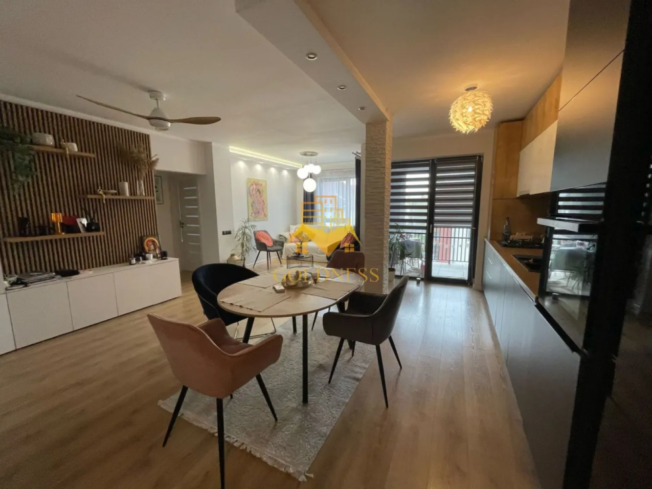 3 camere, premium, bloc nou, Buna Ziua, Zona Bonjour, ELF, Mega Image - GOLDNESS Imobiliare vă propune spre închiriere un apartament cu 3 camere complet mobilat și utilat, la etajul 3 într-un imobil de 6 etaje, în Cartierul Buna Ziua.
Dispune de loc de parcare subterana!
Se află în apropierea stațiilor de transport în comun, magazine, restaurante, spații verzi, farmacii, etc. 

Apartamentul este compartimentat astfel:
 - dormitor cu pat matrimonial, dressing, noptiere
 - dormitor cu pat matrimonial, dressing, noptiere
 - living cu bucatarie open space complet utilată și mobilată, canapea extensibilă, loc de servit masa 
 - baie cu cada. calorifer port prosop și dulap pentru depozitare.
 - terasa de 10 mp.
 - balcon de 3 mp

Imobilul este dotat cu toate cele necesare- centrală proprie, frigider, aragaz, hotă, mașină de spălat haine, etc. 

Dacă sunteți interesați de acest apartament și doriți să îl vizionați, dar și pentru alte oferte nu ezitați să ne contactați telefonic sau prin e-mail. Vă stăm la dispoziție!
Pentru intermediere se percepe un comision de 50% din prețul chiriei!