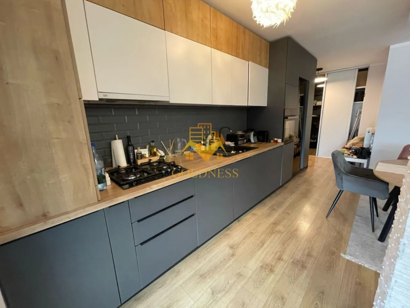 3 camere, premium, bloc nou, Buna Ziua, Zona Bonjour, ELF, Mega Image - GOLDNESS Imobiliare vă propune spre închiriere un apartament cu 3 camere complet mobilat și utilat, la etajul 3 într-un imobil de 6 etaje, în Cartierul Buna Ziua.
Dispune de loc de parcare subterana!
Se află în apropierea stațiilor de transport în comun, magazine, restaurante, spații verzi, farmacii, etc. 

Apartamentul este compartimentat astfel:
 - dormitor cu pat matrimonial, dressing, noptiere
 - dormitor cu pat matrimonial, dressing, noptiere
 - living cu bucatarie open space complet utilată și mobilată, canapea extensibilă, loc de servit masa 
 - baie cu cada. calorifer port prosop și dulap pentru depozitare.
 - terasa de 10 mp.
 - balcon de 3 mp

Imobilul este dotat cu toate cele necesare- centrală proprie, frigider, aragaz, hotă, mașină de spălat haine, etc. 

Dacă sunteți interesați de acest apartament și doriți să îl vizionați, dar și pentru alte oferte nu ezitați să ne contactați telefonic sau prin e-mail. Vă stăm la dispoziție!
Pentru intermediere se percepe un comision de 50% din prețul chiriei!