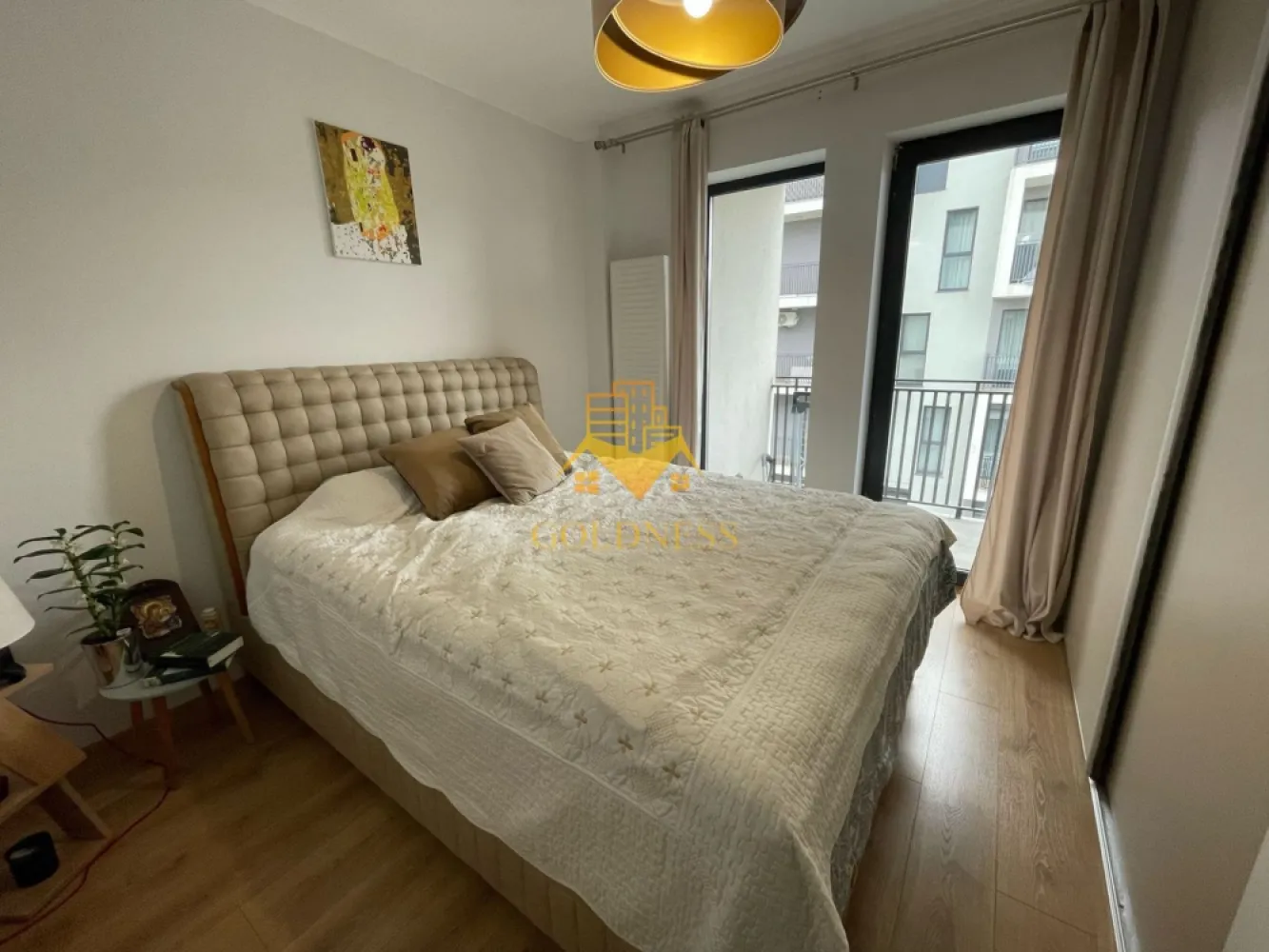 3 camere, premium, bloc nou, Buna Ziua, Zona Bonjour, ELF, Mega Image - GOLDNESS Imobiliare vă propune spre închiriere un apartament cu 3 camere complet mobilat și utilat, la etajul 3 într-un imobil de 6 etaje, în Cartierul Buna Ziua.
Dispune de loc de parcare subterana!
Se află în apropierea stațiilor de transport în comun, magazine, restaurante, spații verzi, farmacii, etc. 

Apartamentul este compartimentat astfel:
 - dormitor cu pat matrimonial, dressing, noptiere
 - dormitor cu pat matrimonial, dressing, noptiere
 - living cu bucatarie open space complet utilată și mobilată, canapea extensibilă, loc de servit masa 
 - baie cu cada. calorifer port prosop și dulap pentru depozitare.
 - terasa de 10 mp.
 - balcon de 3 mp

Imobilul este dotat cu toate cele necesare- centrală proprie, frigider, aragaz, hotă, mașină de spălat haine, etc. 

Dacă sunteți interesați de acest apartament și doriți să îl vizionați, dar și pentru alte oferte nu ezitați să ne contactați telefonic sau prin e-mail. Vă stăm la dispoziție!
Pentru intermediere se percepe un comision de 50% din prețul chiriei!