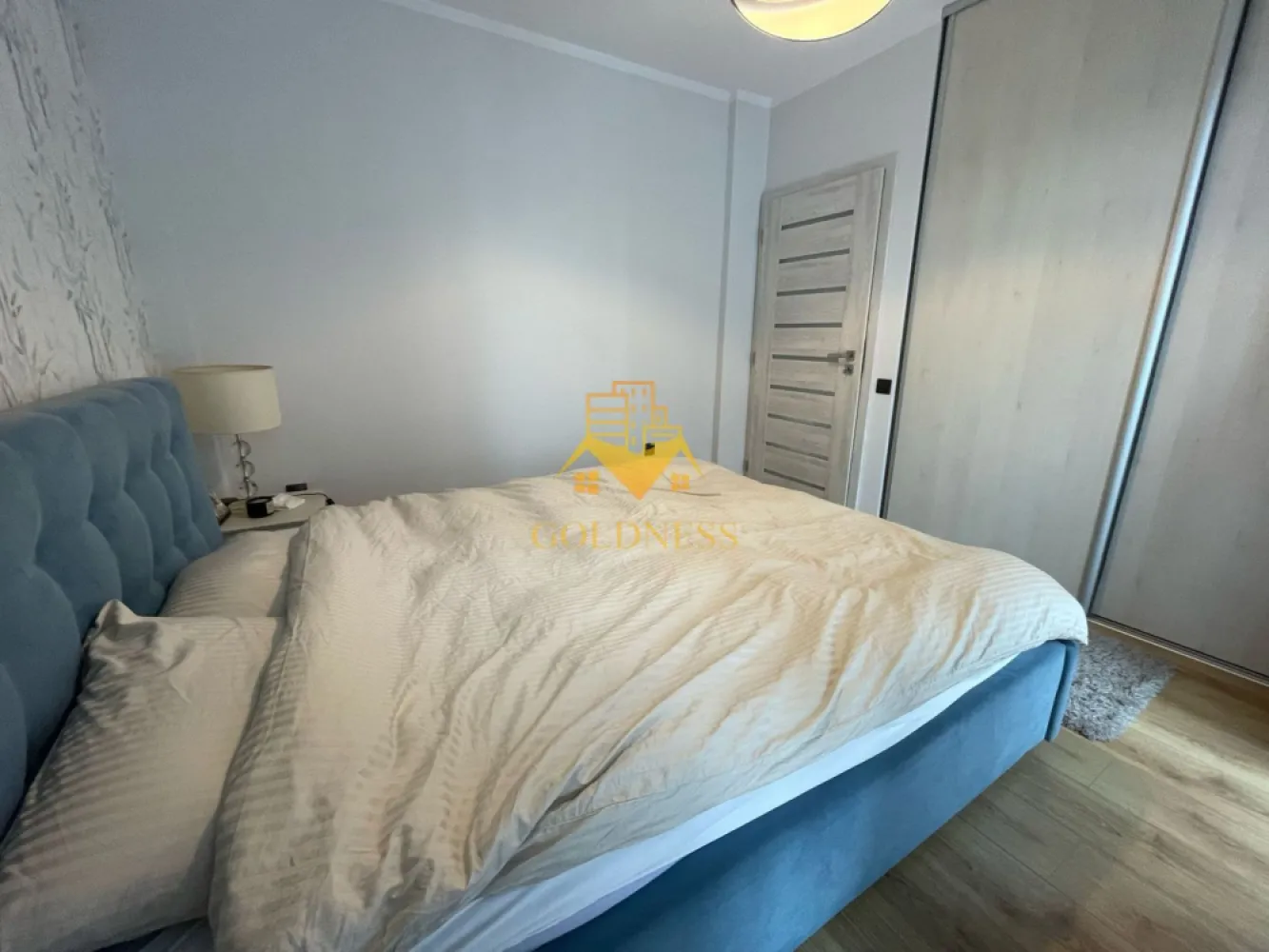 3 camere, premium, bloc nou, Buna Ziua, Zona Bonjour, ELF, Mega Image - GOLDNESS Imobiliare vă propune spre închiriere un apartament cu 3 camere complet mobilat și utilat, la etajul 3 într-un imobil de 6 etaje, în Cartierul Buna Ziua.
Dispune de loc de parcare subterana!
Se află în apropierea stațiilor de transport în comun, magazine, restaurante, spații verzi, farmacii, etc. 

Apartamentul este compartimentat astfel:
 - dormitor cu pat matrimonial, dressing, noptiere
 - dormitor cu pat matrimonial, dressing, noptiere
 - living cu bucatarie open space complet utilată și mobilată, canapea extensibilă, loc de servit masa 
 - baie cu cada. calorifer port prosop și dulap pentru depozitare.
 - terasa de 10 mp.
 - balcon de 3 mp

Imobilul este dotat cu toate cele necesare- centrală proprie, frigider, aragaz, hotă, mașină de spălat haine, etc. 

Dacă sunteți interesați de acest apartament și doriți să îl vizionați, dar și pentru alte oferte nu ezitați să ne contactați telefonic sau prin e-mail. Vă stăm la dispoziție!
Pentru intermediere se percepe un comision de 50% din prețul chiriei!
