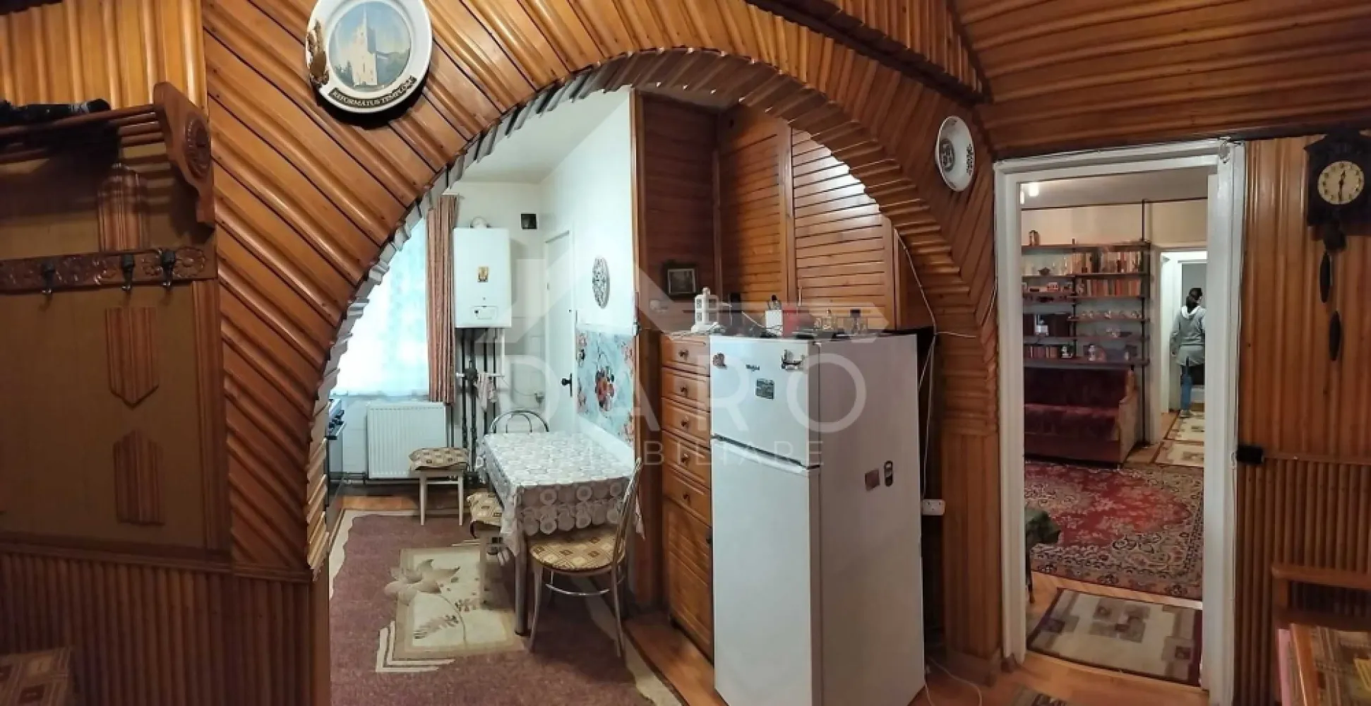 🏡 Apartament 2 camere de vânzare – Zona Libertății | 49 mp | 78.000 € - 🏡 Apartament 2 camere de vânzare – Zona Libertății | 49 mp | 78.000 €
Se oferă spre vânzare apartament cu 2 camere, situat în zona Libertății, aproape de centrul orașului Târgu Mureș, într-o zonă liniștită și foarte bine conectată la punctele importante din oraș.
💰 Preț: 78.000 €
📐 Suprafață utilă: 49 mp
🏢 Etaj: Parter
✔ compartimentare nedecomandată
Compartimentare:
✔ living
✔ dormitor
✔ bucătărie
✔ baie
✔ balcon închis
✔ pivniță
Dotări și utilități:
✔ geamuri termopan
✔ posibilitate de vânzare mobilat sau nemobilat
✔ apartament luminos și bine întreținut
Avantaje:
📍 zonă Libertății – aproape de centrul orașului
📍 în apropiere de unitatea militară
📍 aproape de cartierul Maurer
📍 clinici medicale Top Med și Nova Vita în apropiere
📍 piață de zi cu produse proaspete
📍 stații de transport public în zonă
💎 Ideal pentru locuință personală sau investiție, datorită poziționării foarte bune.
🤝 Proprietate promovată prin DARO Imobiliare
💳 Pentru achiziție, prin Kiwi Finance beneficiezi de:
✔ analiză GRATUITĂ a eligibilității
✔ acces la oferte de la peste 12 bănci
✔ negocierea dobânzii în favoarea ta
✔ suport complet până la semnarea contractului
📞 Detalii și vizionări:
Coman Maria – DARO Imobiliare & Kiwi Finance
📱 0749 535 729
🔑 DARO Imobiliare – găsim proprietatea potrivită.
💳 Kiwi Finance – obținem creditul pentru a o cumpăra.