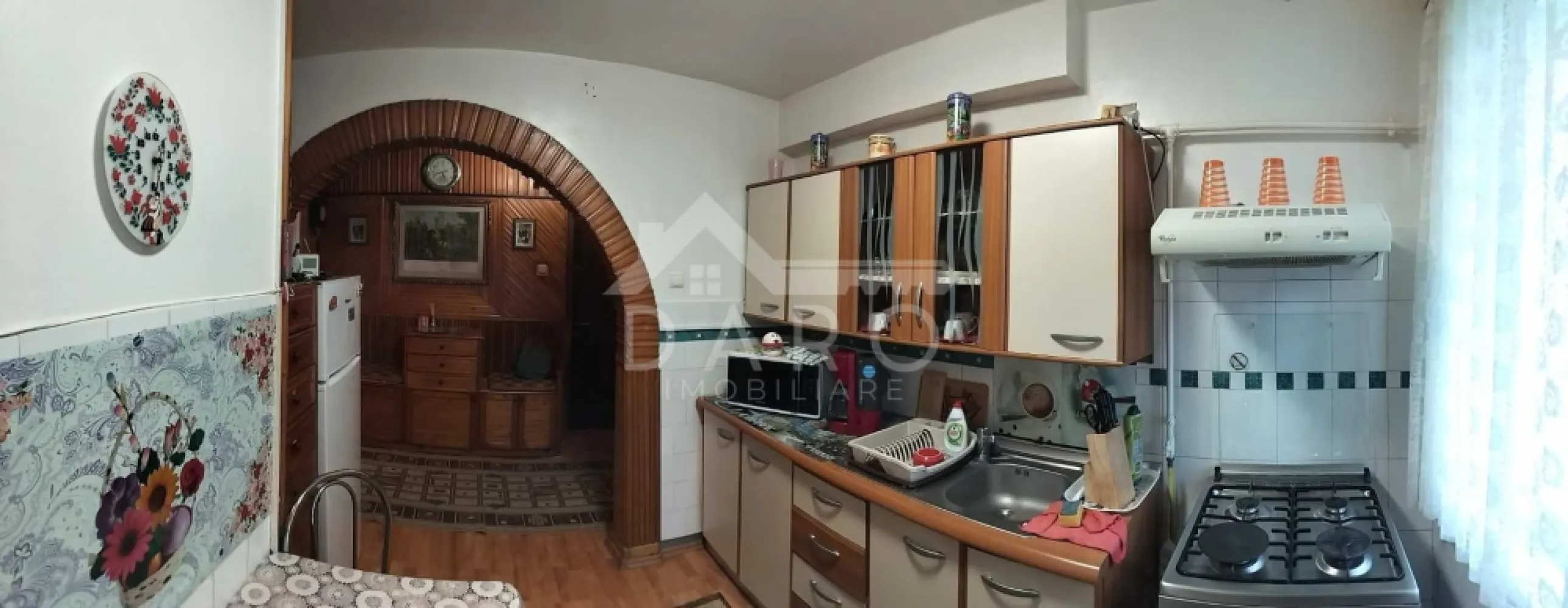 🏡 Apartament 2 camere de vânzare – Zona Libertății | 49 mp | 78.000 € - 🏡 Apartament 2 camere de vânzare – Zona Libertății | 49 mp | 78.000 €
Se oferă spre vânzare apartament cu 2 camere, situat în zona Libertății, aproape de centrul orașului Târgu Mureș, într-o zonă liniștită și foarte bine conectată la punctele importante din oraș.
💰 Preț: 78.000 €
📐 Suprafață utilă: 49 mp
🏢 Etaj: Parter
✔ compartimentare nedecomandată
Compartimentare:
✔ living
✔ dormitor
✔ bucătărie
✔ baie
✔ balcon închis
✔ pivniță
Dotări și utilități:
✔ geamuri termopan
✔ posibilitate de vânzare mobilat sau nemobilat
✔ apartament luminos și bine întreținut
Avantaje:
📍 zonă Libertății – aproape de centrul orașului
📍 în apropiere de unitatea militară
📍 aproape de cartierul Maurer
📍 clinici medicale Top Med și Nova Vita în apropiere
📍 piață de zi cu produse proaspete
📍 stații de transport public în zonă
💎 Ideal pentru locuință personală sau investiție, datorită poziționării foarte bune.
🤝 Proprietate promovată prin DARO Imobiliare
💳 Pentru achiziție, prin Kiwi Finance beneficiezi de:
✔ analiză GRATUITĂ a eligibilității
✔ acces la oferte de la peste 12 bănci
✔ negocierea dobânzii în favoarea ta
✔ suport complet până la semnarea contractului
📞 Detalii și vizionări:
Coman Maria – DARO Imobiliare & Kiwi Finance
📱 0749 535 729
🔑 DARO Imobiliare – găsim proprietatea potrivită.
💳 Kiwi Finance – obținem creditul pentru a o cumpăra.