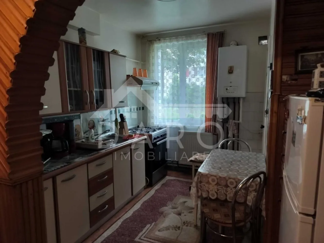 🏡 Apartament 2 camere de vânzare – Zona Libertății | 49 mp | 78.000 € - 🏡 Apartament 2 camere de vânzare – Zona Libertății | 49 mp | 78.000 €
Se oferă spre vânzare apartament cu 2 camere, situat în zona Libertății, aproape de centrul orașului Târgu Mureș, într-o zonă liniștită și foarte bine conectată la punctele importante din oraș.
💰 Preț: 78.000 €
📐 Suprafață utilă: 49 mp
🏢 Etaj: Parter
✔ compartimentare nedecomandată
Compartimentare:
✔ living
✔ dormitor
✔ bucătărie
✔ baie
✔ balcon închis
✔ pivniță
Dotări și utilități:
✔ geamuri termopan
✔ posibilitate de vânzare mobilat sau nemobilat
✔ apartament luminos și bine întreținut
Avantaje:
📍 zonă Libertății – aproape de centrul orașului
📍 în apropiere de unitatea militară
📍 aproape de cartierul Maurer
📍 clinici medicale Top Med și Nova Vita în apropiere
📍 piață de zi cu produse proaspete
📍 stații de transport public în zonă
💎 Ideal pentru locuință personală sau investiție, datorită poziționării foarte bune.
🤝 Proprietate promovată prin DARO Imobiliare
💳 Pentru achiziție, prin Kiwi Finance beneficiezi de:
✔ analiză GRATUITĂ a eligibilității
✔ acces la oferte de la peste 12 bănci
✔ negocierea dobânzii în favoarea ta
✔ suport complet până la semnarea contractului
📞 Detalii și vizionări:
Coman Maria – DARO Imobiliare & Kiwi Finance
📱 0749 535 729
🔑 DARO Imobiliare – găsim proprietatea potrivită.
💳 Kiwi Finance – obținem creditul pentru a o cumpăra.