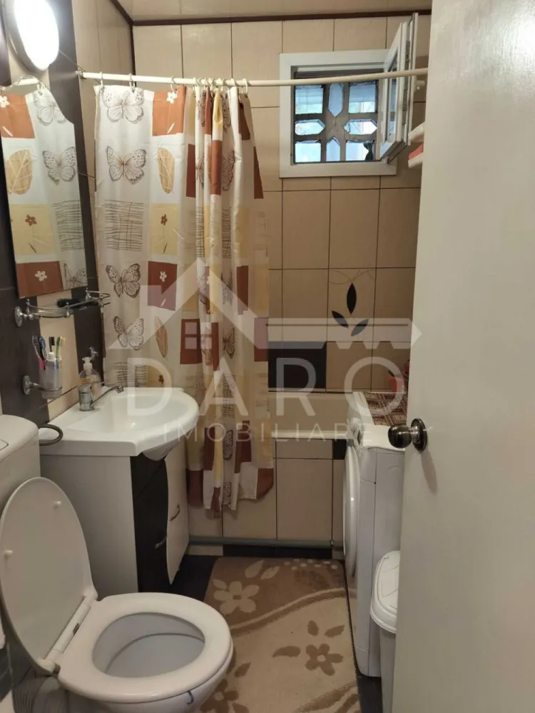 🏡 Apartament 2 camere de vânzare – Zona Libertății | 49 mp | 78.000 € - 🏡 Apartament 2 camere de vânzare – Zona Libertății | 49 mp | 78.000 €
Se oferă spre vânzare apartament cu 2 camere, situat în zona Libertății, aproape de centrul orașului Târgu Mureș, într-o zonă liniștită și foarte bine conectată la punctele importante din oraș.
💰 Preț: 78.000 €
📐 Suprafață utilă: 49 mp
🏢 Etaj: Parter
✔ compartimentare nedecomandată
Compartimentare:
✔ living
✔ dormitor
✔ bucătărie
✔ baie
✔ balcon închis
✔ pivniță
Dotări și utilități:
✔ geamuri termopan
✔ posibilitate de vânzare mobilat sau nemobilat
✔ apartament luminos și bine întreținut
Avantaje:
📍 zonă Libertății – aproape de centrul orașului
📍 în apropiere de unitatea militară
📍 aproape de cartierul Maurer
📍 clinici medicale Top Med și Nova Vita în apropiere
📍 piață de zi cu produse proaspete
📍 stații de transport public în zonă
💎 Ideal pentru locuință personală sau investiție, datorită poziționării foarte bune.
🤝 Proprietate promovată prin DARO Imobiliare
💳 Pentru achiziție, prin Kiwi Finance beneficiezi de:
✔ analiză GRATUITĂ a eligibilității
✔ acces la oferte de la peste 12 bănci
✔ negocierea dobânzii în favoarea ta
✔ suport complet până la semnarea contractului
📞 Detalii și vizionări:
Coman Maria – DARO Imobiliare & Kiwi Finance
📱 0749 535 729
🔑 DARO Imobiliare – găsim proprietatea potrivită.
💳 Kiwi Finance – obținem creditul pentru a o cumpăra.