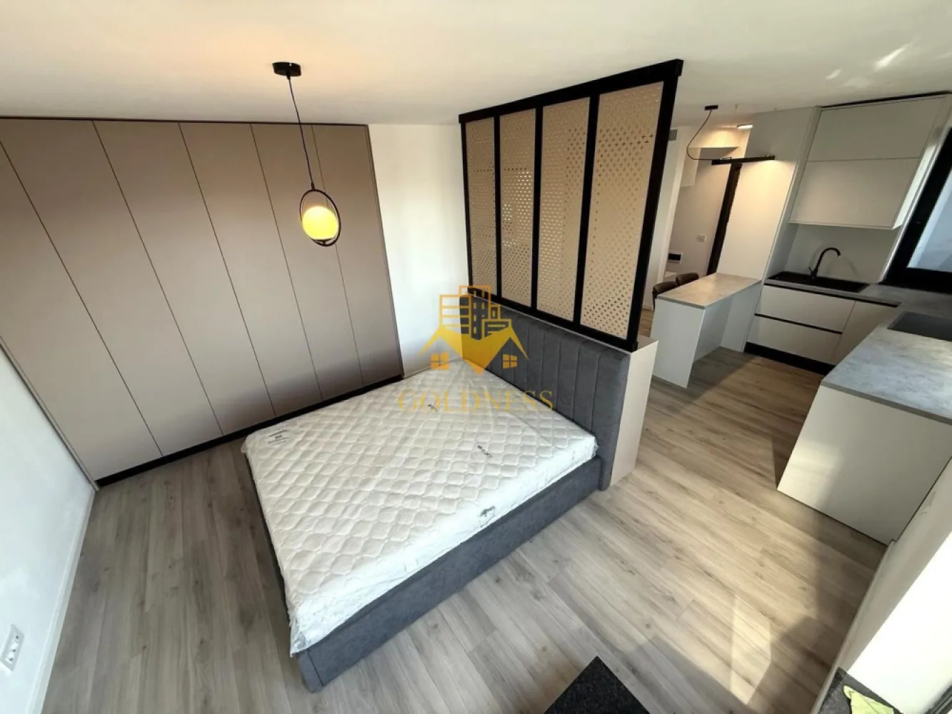 O camera, Iris, Modern, Prima inchiriere, Liberty Residential, Traian - Vă propun spre închiriere un apartament cu 1 cameră tip studio, situat în complexul Liberty Residential .
Apartamentul se află la etajul 6 din 6, într-un imobil nou.

Compartimentarea este de tip open space (studio) și are o suprafață utilă de 45 mp, la care se adaugă o terasă de 21 mp.

Compartimentarea este următoarea: 
zonă de dormit cu pat matrimonial 
 bucătărie open space 
baie 
terasă spațioasă 

Imobilul se predă mobilat și utilat conform pozelor prezentate, iar confortul termic este asigurat de centrala termică proprie.

Apartamentul este la prima închiriere.

Imobilul are acces facil către toate punctele de interes.

Nu dispune de loc de parcare.

Preț: 550 euro/lună

Pentru o vizionare sau consultanță, vă răspund cu drag la numărul de telefon:

Pentru intermediere se percepe comision de 50%