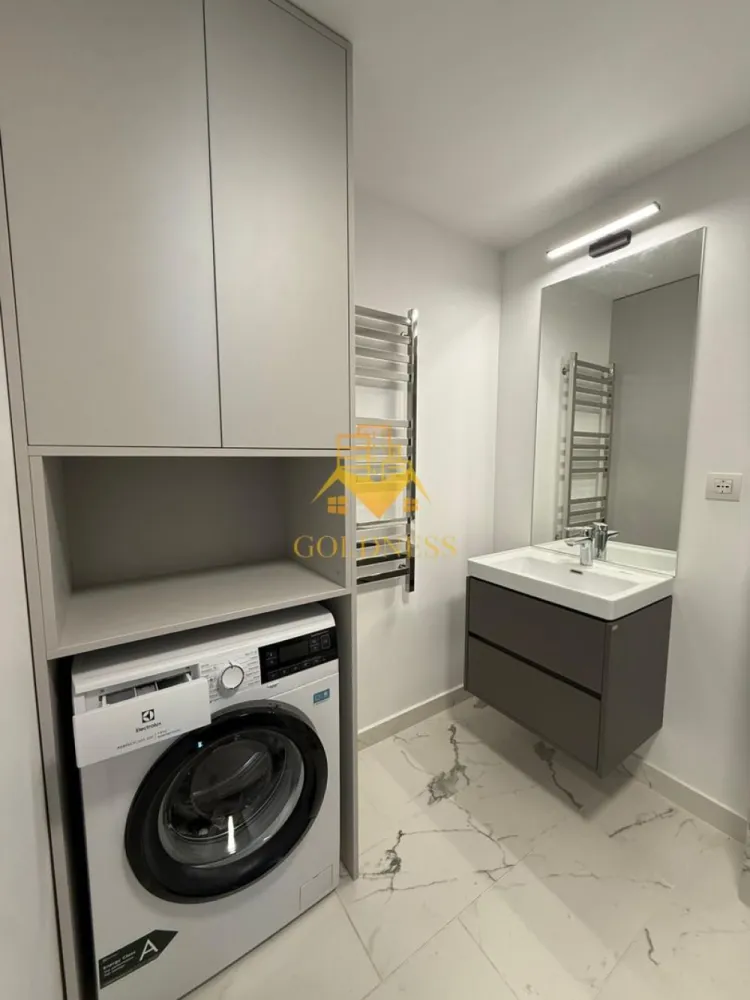 O camera, Iris, Modern, Prima inchiriere, Liberty Residential, Traian - Vă propun spre închiriere un apartament cu 1 cameră tip studio, situat în complexul Liberty Residential .
Apartamentul se află la etajul 6 din 6, într-un imobil nou.

Compartimentarea este de tip open space (studio) și are o suprafață utilă de 45 mp, la care se adaugă o terasă de 21 mp.

Compartimentarea este următoarea: 
zonă de dormit cu pat matrimonial 
 bucătărie open space 
baie 
terasă spațioasă 

Imobilul se predă mobilat și utilat conform pozelor prezentate, iar confortul termic este asigurat de centrala termică proprie.

Apartamentul este la prima închiriere.

Imobilul are acces facil către toate punctele de interes.

Nu dispune de loc de parcare.

Preț: 550 euro/lună

Pentru o vizionare sau consultanță, vă răspund cu drag la numărul de telefon:

Pentru intermediere se percepe comision de 50%