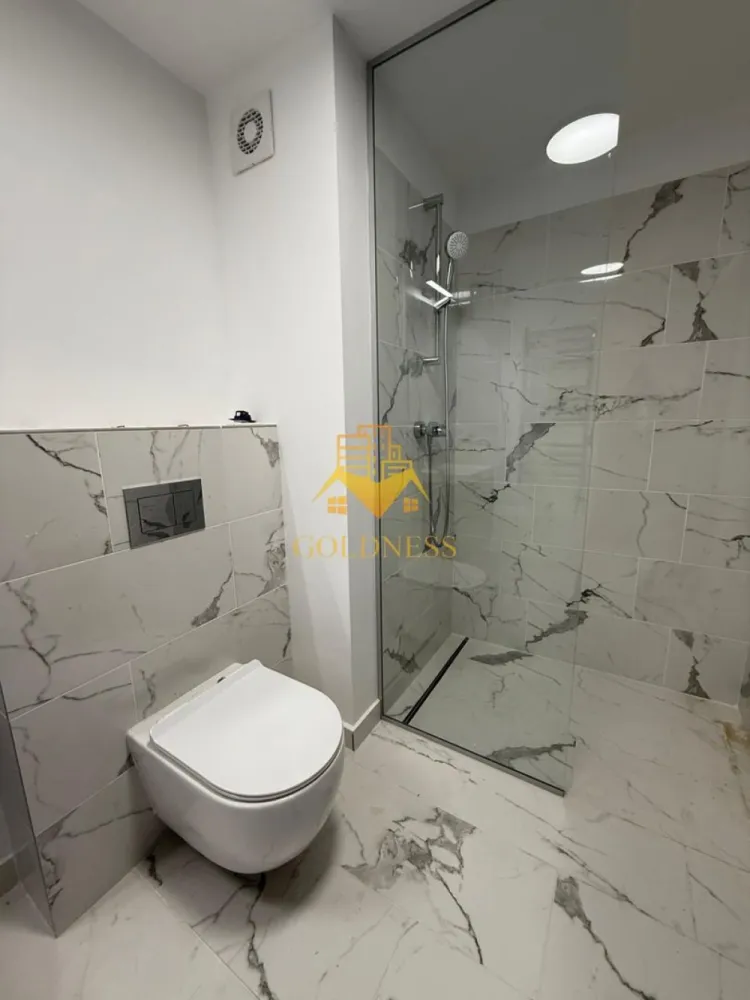O camera, Iris, Modern, Prima inchiriere, Liberty Residential, Traian - Vă propun spre închiriere un apartament cu 1 cameră tip studio, situat în complexul Liberty Residential .
Apartamentul se află la etajul 6 din 6, într-un imobil nou.

Compartimentarea este de tip open space (studio) și are o suprafață utilă de 45 mp, la care se adaugă o terasă de 21 mp.

Compartimentarea este următoarea: 
zonă de dormit cu pat matrimonial 
 bucătărie open space 
baie 
terasă spațioasă 

Imobilul se predă mobilat și utilat conform pozelor prezentate, iar confortul termic este asigurat de centrala termică proprie.

Apartamentul este la prima închiriere.

Imobilul are acces facil către toate punctele de interes.

Nu dispune de loc de parcare.

Preț: 550 euro/lună

Pentru o vizionare sau consultanță, vă răspund cu drag la numărul de telefon:

Pentru intermediere se percepe comision de 50%