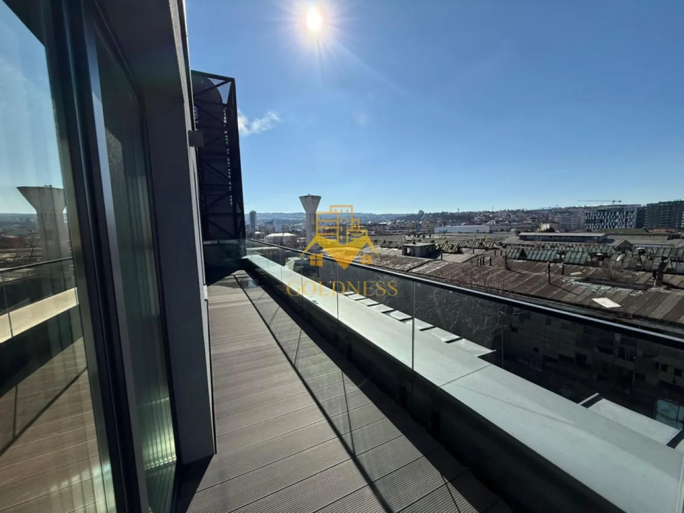 O camera, Iris, Modern, Prima inchiriere, Liberty Residential, Traian - Vă propun spre închiriere un apartament cu 1 cameră tip studio, situat în complexul Liberty Residential .
Apartamentul se află la etajul 6 din 6, într-un imobil nou.

Compartimentarea este de tip open space (studio) și are o suprafață utilă de 45 mp, la care se adaugă o terasă de 21 mp.

Compartimentarea este următoarea: 
zonă de dormit cu pat matrimonial 
 bucătărie open space 
baie 
terasă spațioasă 

Imobilul se predă mobilat și utilat conform pozelor prezentate, iar confortul termic este asigurat de centrala termică proprie.

Apartamentul este la prima închiriere.

Imobilul are acces facil către toate punctele de interes.

Nu dispune de loc de parcare.

Preț: 550 euro/lună

Pentru o vizionare sau consultanță, vă răspund cu drag la numărul de telefon:

Pentru intermediere se percepe comision de 50%