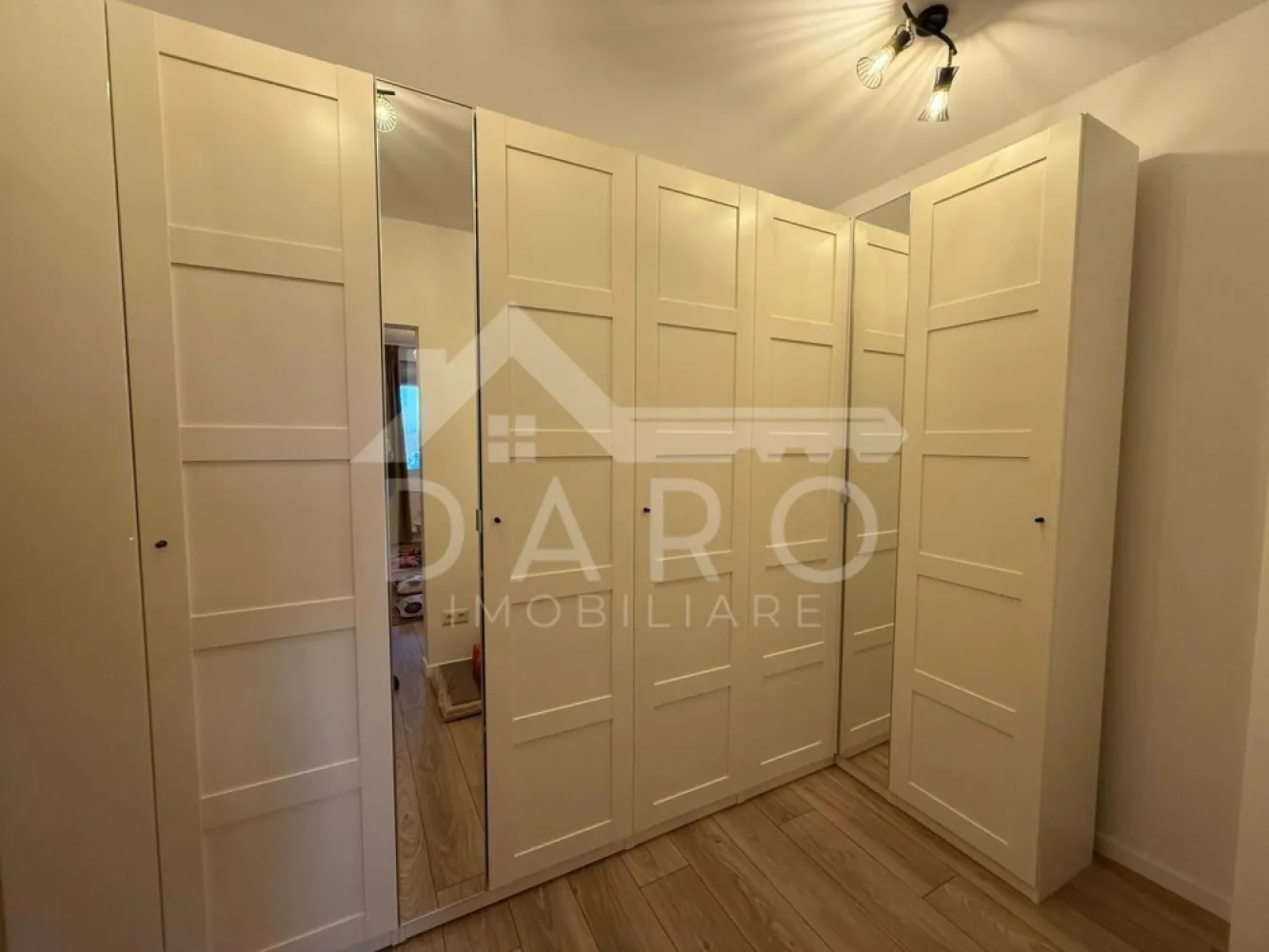 Apartament 2 camere, parter, loc de parcare, zona Tudor - 🏡 Apartament 2 camere de închiriat – Concept 9 | Lângă Shopping City | 480 €
DARO IMOBILIARE oferă spre închiriere apartament modern cu 2 camere, situat în complexul rezidențial Concept 9, lângă Shopping City Târgu Mureș, într-o clădire nouă, construită în 2024, cu vedere panoramică spre pădure.
💰 Chirie: 480 €/lună
📐 Suprafață utilă: 64 mp + balcon 7 mp
🏢 Parter
🚗 loc de parcare exterior inclus
Compartimentare:
✔ living spațios
✔ bucătărie
✔ dormitor (se poate mobila în funcție de nevoi)
✔ baie
✔ balcon generos
Dotări și utilități:
✔ apartament finisat premium
✔ mobilat și utilat modern
✔ camere mari, spațioase și foarte luminoase
✔ mobilier modern
✔ locuință imediat ocupabilă
Avantaje:
📍 complex rezidențial nou – Concept 9
📍 lângă Shopping City
📍 vedere panoramică spre pădure
📍 loc de parcare inclus
📍 ideal pentru locuință, salon sau cabinet
💎 Un apartament modern, într-un complex nou, într-una dintre cele mai bune zone din Târgu Mureș.
🤝 Proprietate promovată prin DARO Imobiliare
📞 Detalii și vizionări:
Coman Maria – DARO Imobiliare
📱 0749 535 729
🔑 DARO Imobiliare – găsim proprietatea potrivită.