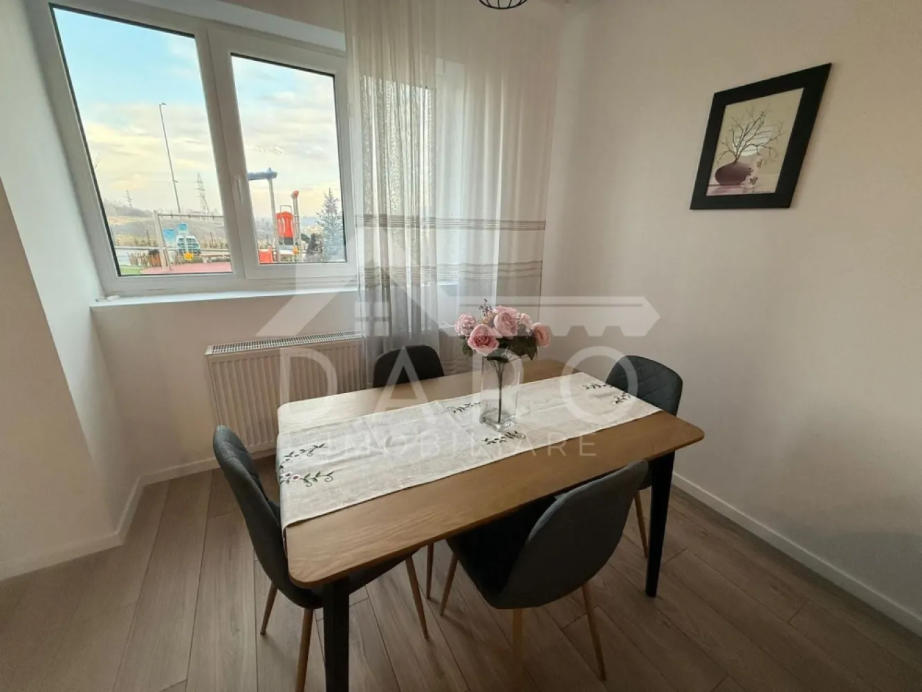 Apartament 2 camere, parter, loc de parcare, zona Tudor - 🏡 Apartament 2 camere de închiriat – Concept 9 | Lângă Shopping City | 480 €
DARO IMOBILIARE oferă spre închiriere apartament modern cu 2 camere, situat în complexul rezidențial Concept 9, lângă Shopping City Târgu Mureș, într-o clădire nouă, construită în 2024, cu vedere panoramică spre pădure.
💰 Chirie: 480 €/lună
📐 Suprafață utilă: 64 mp + balcon 7 mp
🏢 Parter
🚗 loc de parcare exterior inclus
Compartimentare:
✔ living spațios
✔ bucătărie
✔ dormitor (se poate mobila în funcție de nevoi)
✔ baie
✔ balcon generos
Dotări și utilități:
✔ apartament finisat premium
✔ mobilat și utilat modern
✔ camere mari, spațioase și foarte luminoase
✔ mobilier modern
✔ locuință imediat ocupabilă
Avantaje:
📍 complex rezidențial nou – Concept 9
📍 lângă Shopping City
📍 vedere panoramică spre pădure
📍 loc de parcare inclus
📍 ideal pentru locuință, salon sau cabinet
💎 Un apartament modern, într-un complex nou, într-una dintre cele mai bune zone din Târgu Mureș.
🤝 Proprietate promovată prin DARO Imobiliare
📞 Detalii și vizionări:
Coman Maria – DARO Imobiliare
📱 0749 535 729
🔑 DARO Imobiliare – găsim proprietatea potrivită.
