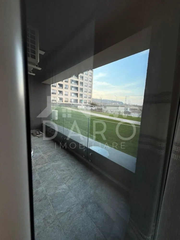 Apartament 2 camere, parter, loc de parcare, zona Tudor - 🏡 Apartament 2 camere de închiriat – Concept 9 | Lângă Shopping City | 480 €
DARO IMOBILIARE oferă spre închiriere apartament modern cu 2 camere, situat în complexul rezidențial Concept 9, lângă Shopping City Târgu Mureș, într-o clădire nouă, construită în 2024, cu vedere panoramică spre pădure.
💰 Chirie: 480 €/lună
📐 Suprafață utilă: 64 mp + balcon 7 mp
🏢 Parter
🚗 loc de parcare exterior inclus
Compartimentare:
✔ living spațios
✔ bucătărie
✔ dormitor (se poate mobila în funcție de nevoi)
✔ baie
✔ balcon generos
Dotări și utilități:
✔ apartament finisat premium
✔ mobilat și utilat modern
✔ camere mari, spațioase și foarte luminoase
✔ mobilier modern
✔ locuință imediat ocupabilă
Avantaje:
📍 complex rezidențial nou – Concept 9
📍 lângă Shopping City
📍 vedere panoramică spre pădure
📍 loc de parcare inclus
📍 ideal pentru locuință, salon sau cabinet
💎 Un apartament modern, într-un complex nou, într-una dintre cele mai bune zone din Târgu Mureș.
🤝 Proprietate promovată prin DARO Imobiliare
📞 Detalii și vizionări:
Coman Maria – DARO Imobiliare
📱 0749 535 729
🔑 DARO Imobiliare – găsim proprietatea potrivită.