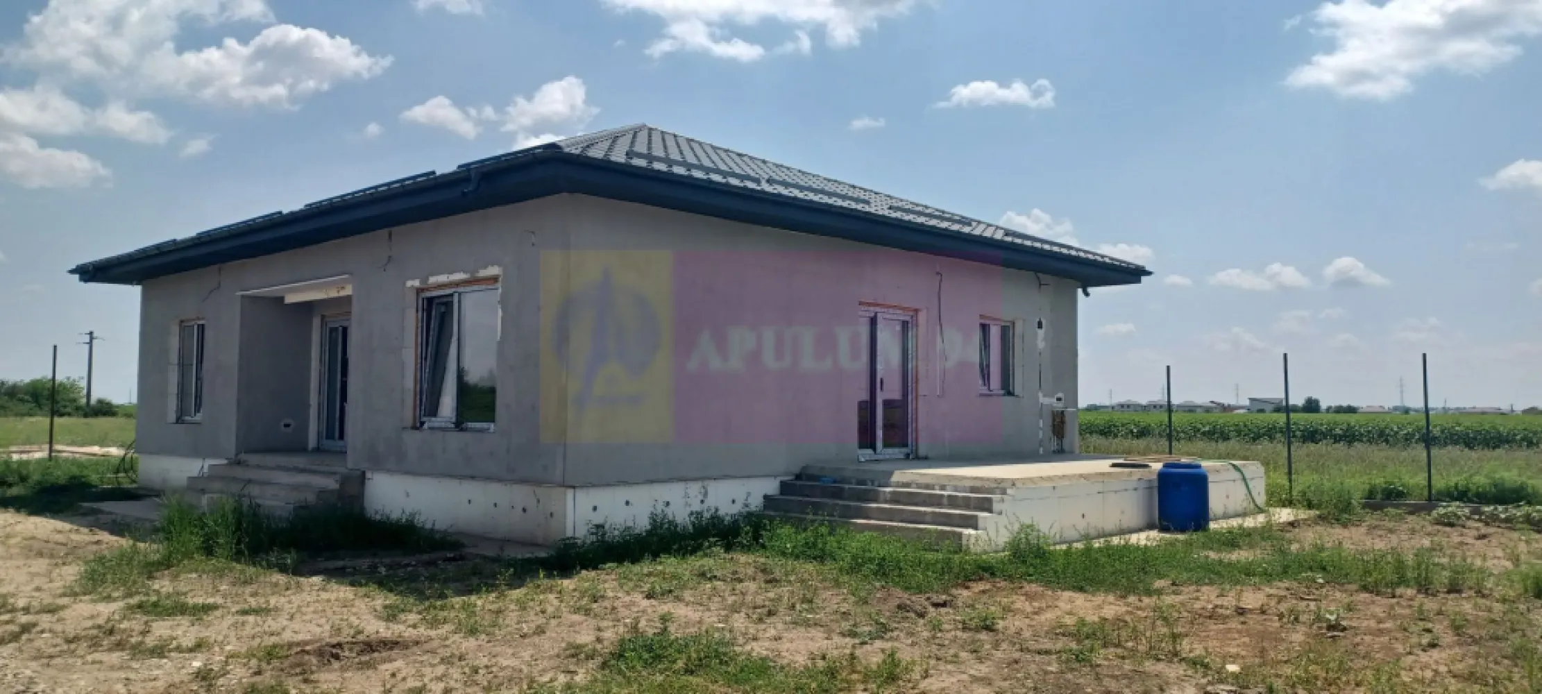 Casă nouă parter, 4 camere, curte 400mp, Săbăreni - Locuința este amplasată la intrarea în Săbăreni, dinspre Pădurea Râioasa, într-o zonă rezidentială nouă, la aproximativ 200 m de Strada Principală, ferită de traficul rutier. Casa are 4 camere, bucătărie, 2 băi, hol, terasă si pivniță. Construcția este din caramidă, cu structura de rezistență din beton armat, cu placă turnată peste parter si pod înalt. Camerele au 2,65 m înălțime, sunt mari, luminoase. Casa este izolată cu polistiren de 15 cm grosime cu EPS 120 si tencuială decorativă siliconată. Peretii interiori sunt tencuiți, gletuiți, finisați si zugăviți alb. Instalatie electrică, sanitară, termică, încălzire în pardoseală, centrală proprie pe gaze. Unele finisaje interioare (gresie, faianță, parchet, uși, obiecte sanitare) pot fi alese de cumpărător, în limitele unui buget convenit de comun acord. Curtea are 400 mp si se va preda împrejmuită, cu alee auto, pietonală, cu trotuare in jurul casei. Imobilul va fi disponibil în 3 luni, intabulat si racordat la utilităti. Se poate cumpăra cu credit bancar. Pret la cheie: 140.000 EUR. Nu se plătește TVA sau comision.