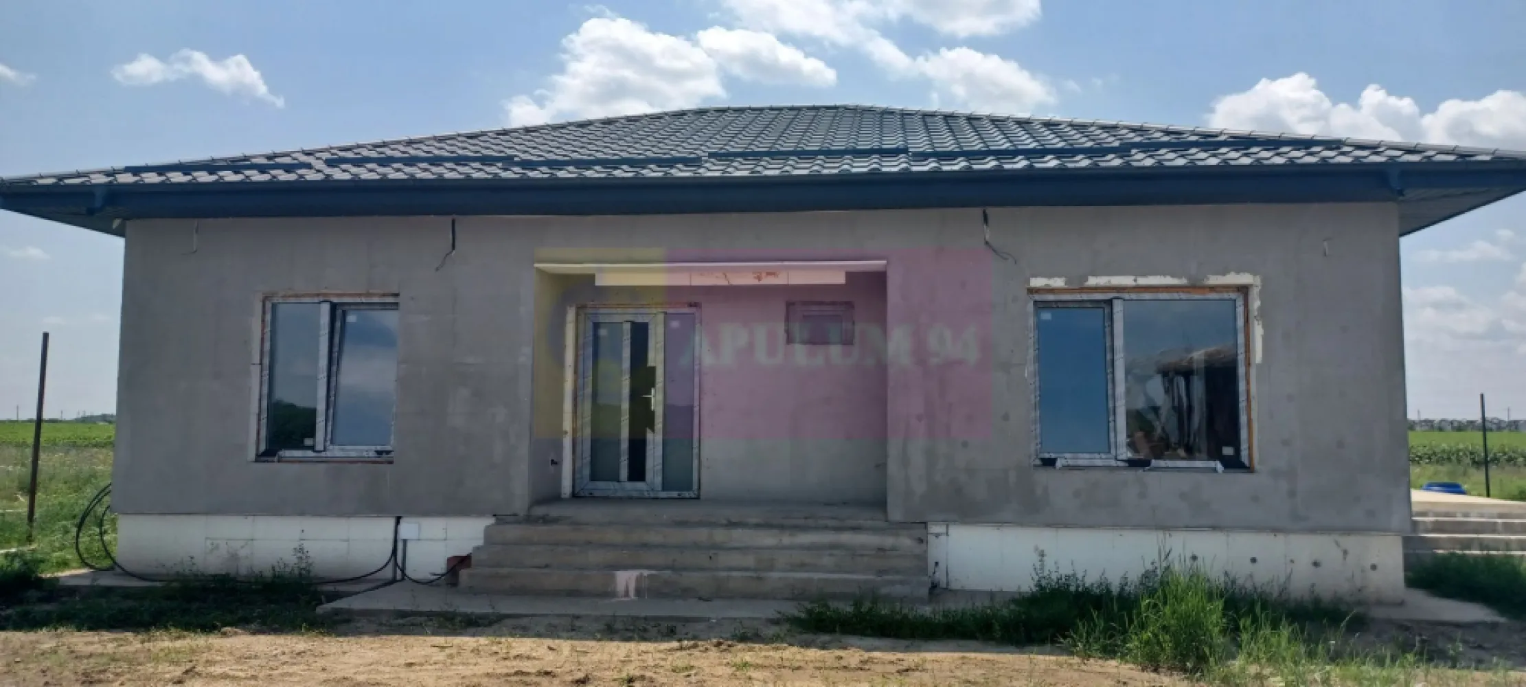 Casă nouă parter, 4 camere, curte 400mp, Săbăreni - Locuința este amplasată la intrarea în Săbăreni, dinspre Pădurea Râioasa, într-o zonă rezidentială nouă, la aproximativ 200 m de Strada Principală, ferită de traficul rutier. Casa are 4 camere, bucătărie, 2 băi, hol, terasă si pivniță. Construcția este din caramidă, cu structura de rezistență din beton armat, cu placă turnată peste parter si pod înalt. Camerele au 2,65 m înălțime, sunt mari, luminoase. Casa este izolată cu polistiren de 15 cm grosime cu EPS 120 si tencuială decorativă siliconată. Peretii interiori sunt tencuiți, gletuiți, finisați si zugăviți alb. Instalatie electrică, sanitară, termică, încălzire în pardoseală, centrală proprie pe gaze. Unele finisaje interioare (gresie, faianță, parchet, uși, obiecte sanitare) pot fi alese de cumpărător, în limitele unui buget convenit de comun acord. Curtea are 400 mp si se va preda împrejmuită, cu alee auto, pietonală, cu trotuare in jurul casei. Imobilul va fi disponibil în 3 luni, intabulat si racordat la utilităti. Se poate cumpăra cu credit bancar. Pret la cheie: 140.000 EUR. Nu se plătește TVA sau comision.