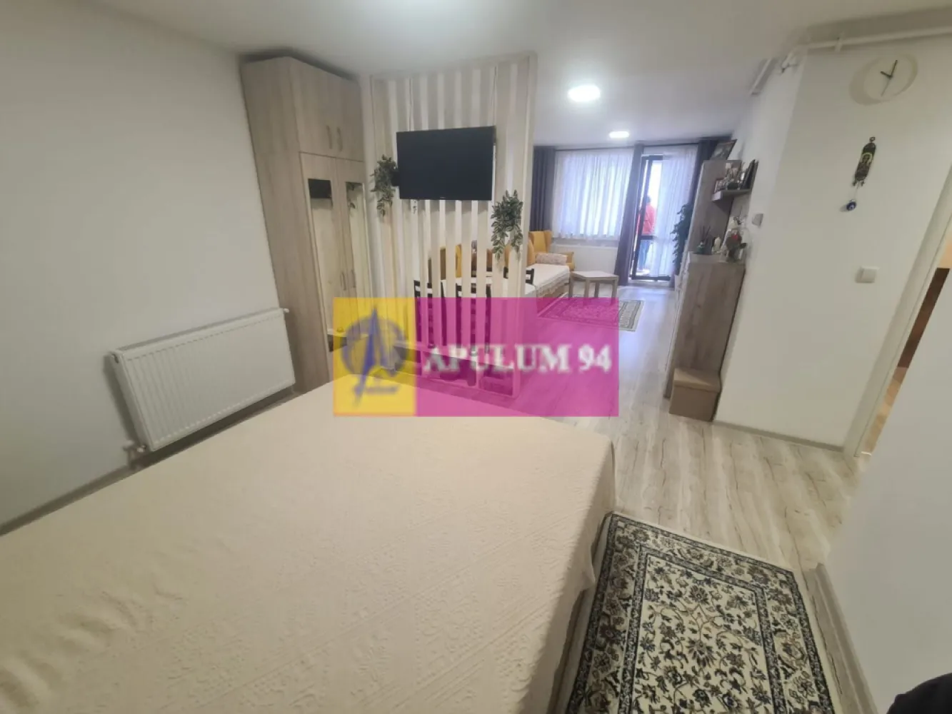 Apartament de vanzare in Sinaia - Complex Colina Marei - Agentia imobiliara Mervani, va prezinta un apartament cu 2 camere, situat in Complexul Colina Marei, la etajul 1 al unui bloc cu 9 etaje, din Sinaia.

 Construit in anul 2018, blocul are finisaje moderne, are lift si este pozitionat intr-o zona linistita, cu o priveliste deosebit de frumoasa.

 Apartamentul dispune de o suprafata construita de 71 mp, si o suprafata utila de 56 mp (inclusiv terasa). Suprafata terasei este de 13 mp.

 Imobilul are tamplarie PVC, iar incalzirea se realizeaza cu centrala proprie. Spatiul este amenajat modern si beneficiaza de o compartimentare avantajoasa.

 Apartamentul se vinde mobilat si utilat, este luminos si spatios.

Compartimentare:

- hol

- baie

- camera de zi si dormitor

- bucatarie

- terasa