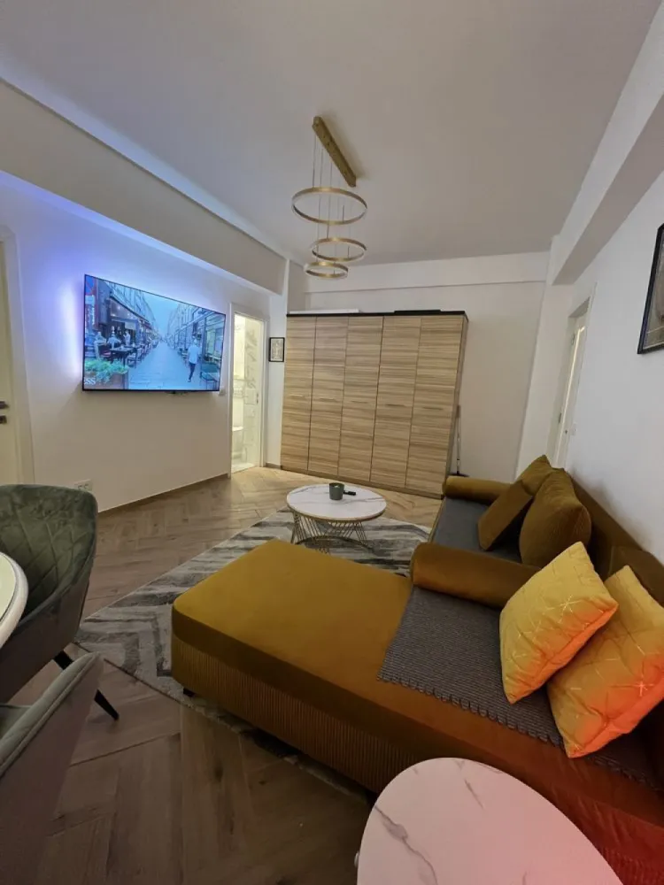 Ag BRASADAS închiriază ap 2 cam Et 2 LUX Centrul Vechi. - Agenția BRASADAS închiriază apartament recent renovat, finalizat acum o săptămâna, cu centrala noua pe condensare, toate necesitățile oferite. Capacitate 4 persoane , canapea extensibila in sufragerie și pat 180x200 în dormitor.Totul este de înaltă calitate și alese cu gust pentru a oferi un confort deplin chiar în inima capitalei , în centrul istoric pe strada Gabroveni 61, cu vedere în spatele blocului, lipsit de gălăgia din centrul vechi. Închiriez pe perioade de scurtă durată, cu utilitățile incluse în pret!! Se percepe garanție și plata lunii în avans. Prețul este pentru o perioada de o lună și repet, cu toate utilitățile incluse în pret!
Pentru mai multe oferte accesați www.brasadas.com.