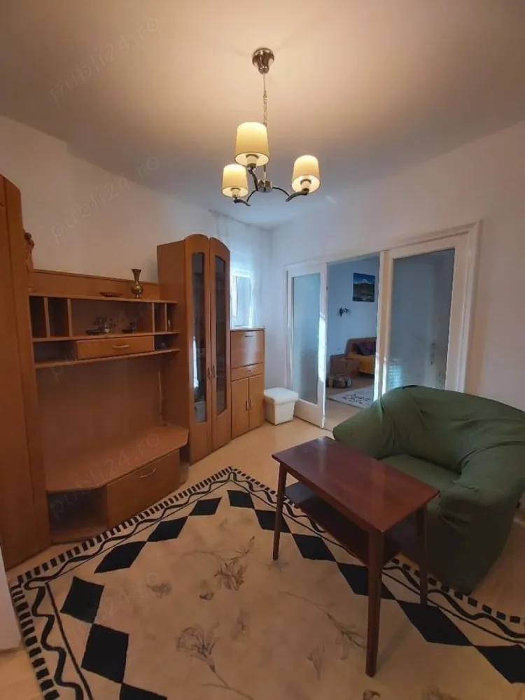 Inchiriere apartament Universitate, Iancului, Pache Protopopescu - Proprietar, ofer spre inchiriere un apartament cu 2 camere, etaj 2 3, in zona centrala, pe bulevardul Pache Protopopescu, un cartier boem, sigur si linistit din centrul Capitalei, aproape de cafenele si restaurante elegante, de traditie, cu acces facil catre Universitate. 
Apartamentul este reamenajat si este situat langa Parohia Iancu Vechi, la 350m de metroul Piata Iancului, foarte aproape de Parcul National. Designul interior deosebit pastreaza atmosfera interbelica, fiind totodata original si functional, cu amenajari moderne care sporesc confortul locuintei. Baia dispune de dus walk-in cu perete din sticla securizata cromata Beloya, geam de aerisire, baterie Grohe de dus si baterie de lavoar cu functie de bideu. Bucataria este nou amenajata, cu mobila din MDF beige, cu aspect modern dar si pe deplin functional, cu vesela la dispozitie. Biroul dispune de biblioteca cu carti de profil medicina si beletristica, la dispozitia persoanei care va locui in acest apartament. Dormitorul are un pat matrimonial iar biroul o canapea neextensibila.
Cele 2 camere cu suprafata utila de 55 mp sunt complet mobilate si ofera toate functionalitatile necesare: centrala termica, frigider, aragaz, hota, masina de spalat, TV smart, aspirator, fier si masa de calcat, uscator de rufe. 
Apartamentul dispune de living (hol), dormitor mare, birou, baie, bucatarie si balcon cu dispunere spre spate, catre o zona linistita. Se gaseste cu usurinta loc de parcare in proximitate.
Se ofera spre inchiriere mobilat utilat, asa cum apare in poze. Pretul de inchiriere este de 550 Euro luna nediscutabil cu contract doar pe termen lung. Numarul maxim de ocupanti este 2.
Nu se accepta animale de companie si fumatul nu este permis in apartament!
Nu acord comision de intermediere.