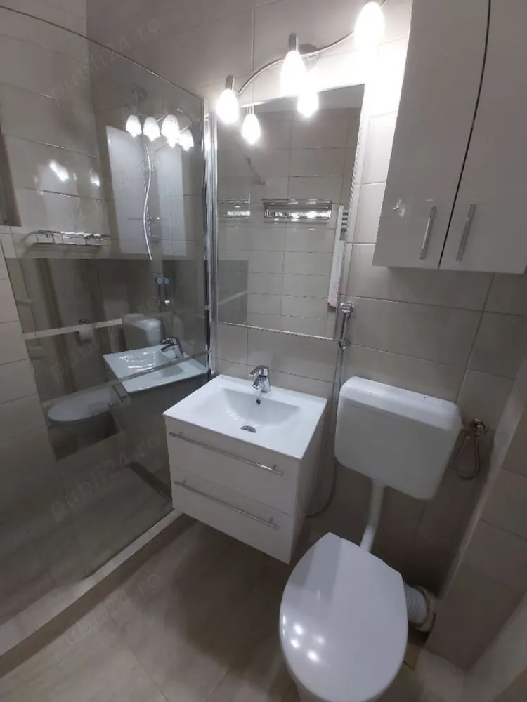 Inchiriere apartament Universitate, Iancului, Pache Protopopescu - Proprietar, ofer spre inchiriere un apartament cu 2 camere, etaj 2 3, in zona centrala, pe bulevardul Pache Protopopescu, un cartier boem, sigur si linistit din centrul Capitalei, aproape de cafenele si restaurante elegante, de traditie, cu acces facil catre Universitate. 
Apartamentul este reamenajat si este situat langa Parohia Iancu Vechi, la 350m de metroul Piata Iancului, foarte aproape de Parcul National. Designul interior deosebit pastreaza atmosfera interbelica, fiind totodata original si functional, cu amenajari moderne care sporesc confortul locuintei. Baia dispune de dus walk-in cu perete din sticla securizata cromata Beloya, geam de aerisire, baterie Grohe de dus si baterie de lavoar cu functie de bideu. Bucataria este nou amenajata, cu mobila din MDF beige, cu aspect modern dar si pe deplin functional, cu vesela la dispozitie. Biroul dispune de biblioteca cu carti de profil medicina si beletristica, la dispozitia persoanei care va locui in acest apartament. Dormitorul are un pat matrimonial iar biroul o canapea neextensibila.
Cele 2 camere cu suprafata utila de 55 mp sunt complet mobilate si ofera toate functionalitatile necesare: centrala termica, frigider, aragaz, hota, masina de spalat, TV smart, aspirator, fier si masa de calcat, uscator de rufe. 
Apartamentul dispune de living (hol), dormitor mare, birou, baie, bucatarie si balcon cu dispunere spre spate, catre o zona linistita. Se gaseste cu usurinta loc de parcare in proximitate.
Se ofera spre inchiriere mobilat utilat, asa cum apare in poze. Pretul de inchiriere este de 550 Euro luna nediscutabil cu contract doar pe termen lung. Numarul maxim de ocupanti este 2.
Nu se accepta animale de companie si fumatul nu este permis in apartament!
Nu acord comision de intermediere.