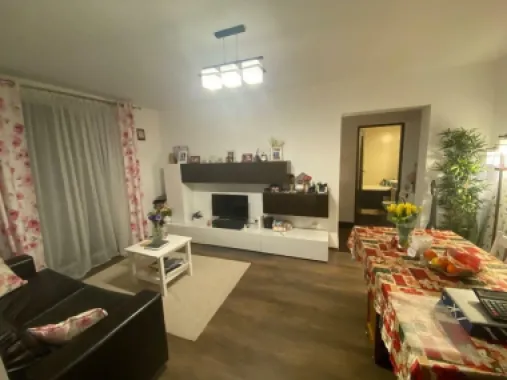 Ag BRASADAS închiriază apt. 2 cam Et 3/4 in Piata Victoriei.