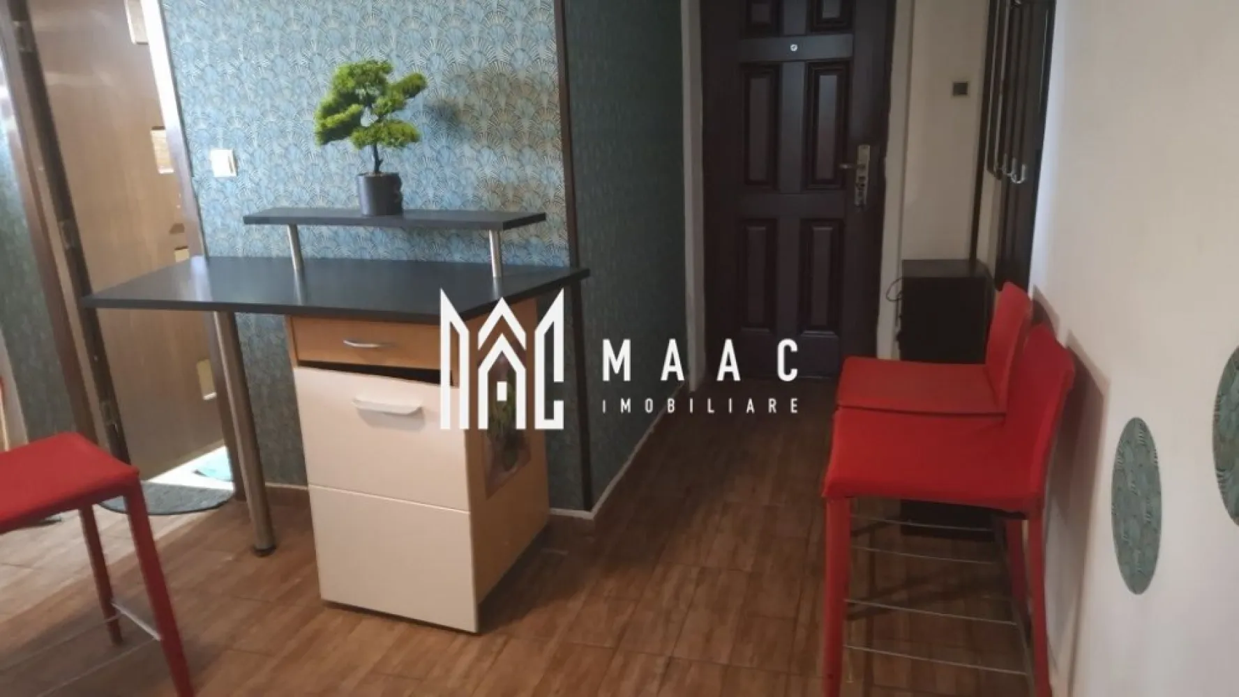 Apartament 1 Camera I Parter I Zona Strand II - Se oferă spre vânzare o garsonieră situată la parterul unui imobil din zona Ștrand II – o zonă liniștită, verde și foarte bine conectată la punctele de interes ale orașului.

Garsoniera are o suprafață utilă de 28 mp și este compartimentată practic, oferind confort și funcționalitate. Este complet mobilată și utilată, gata pentru mutare imediată, fără investiții suplimentare.

Dotări:
– Centrală proprie și calorifere
– Geamuri termopan
– Mobilier modern și electrocasnice funcționale
– Finisaje în stare foarte bună

Proprietatea este ideală pentru o persoană singură, un cuplu sau ca investiție pentru închiriere, datorită amplasării și disponibilității imediate.

Zona Ștrand II oferă acces facil la magazine, farmacii, stații de autobuz, spații verzi și zone de agrement.

Pentru informati si vizionari: ID: CP2756638