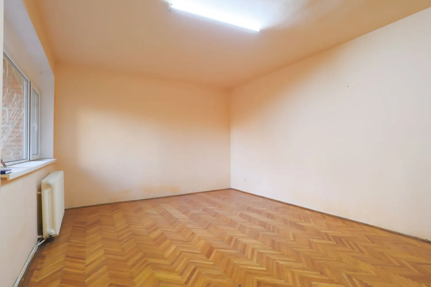 PRET NOU! Apartament decomandat 3 camere - str. Horia - COMISION 0% - Vă prezint un apartament spațios de 108 mp construiți, situat ultracentral pe strada Horia, în inima Aradului, la kilometrul 0. Apartamentul se află la parterul unui bloc de 4 etaje și este decomandat, oferind o compartimentare practică și versatilă.

Detalii cheie:
- 3 camere generoase, 2 băi, bucătărie si 2 holuri ce facilitează o bună organizare
- Parchet din lemn masiv: păstrat în stare bună
- Geamuri termopan: pentru eficiență energetică și confort
- Centrală termică pe gaz

Apartamentul necesită renovare, însă oferă o bază solidă și anumite îmbunătățiri existente, fiind ideal atât pentru locuit, cât și pentru diverse activități comerciale: spațiu de birouri, cabinet medical, sau alte servicii.
Locația este atuul principal: poziționat ultracentral, în apropierea principalelor puncte de interes, acces facil la transport public, instituții, restaurante și alte facilități.

Nu ratați această oportunitate de a deține un apartament într-o zonă premium din Arad!
Pentru mai multe detalii sau pentru programarea unei vizionări, contactează-mă la 0755 274 519 - Daniel Hord - Consultant imobiliar

Nu dispui de toată suma? Te ajutăm noi gratuit! Îți obținem oferte de la 16 bănci
Ai o proprietate de vânzare în Arad și vrei să știi cât valorează cu adevărat?
Sună-mă pentru o evaluare GRATUITĂ!

Birou: ACASĂ | Agenție imobiliară Arad
Adresă: Bulevardul Decebal 2, Arad 310133