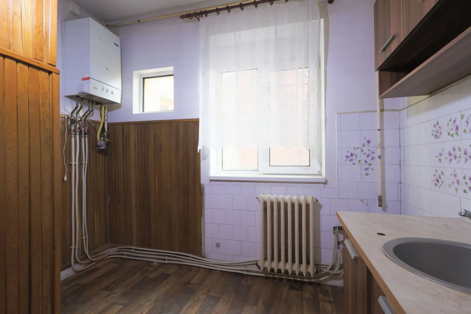 PRET NOU! Apartament decomandat 3 camere - str. Horia - COMISION 0% - Vă prezint un apartament spațios de 108 mp construiți, situat ultracentral pe strada Horia, în inima Aradului, la kilometrul 0. Apartamentul se află la parterul unui bloc de 4 etaje și este decomandat, oferind o compartimentare practică și versatilă.

Detalii cheie:
- 3 camere generoase, 2 băi, bucătărie si 2 holuri ce facilitează o bună organizare
- Parchet din lemn masiv: păstrat în stare bună
- Geamuri termopan: pentru eficiență energetică și confort
- Centrală termică pe gaz

Apartamentul necesită renovare, însă oferă o bază solidă și anumite îmbunătățiri existente, fiind ideal atât pentru locuit, cât și pentru diverse activități comerciale: spațiu de birouri, cabinet medical, sau alte servicii.
Locația este atuul principal: poziționat ultracentral, în apropierea principalelor puncte de interes, acces facil la transport public, instituții, restaurante și alte facilități.

Nu ratați această oportunitate de a deține un apartament într-o zonă premium din Arad!
Pentru mai multe detalii sau pentru programarea unei vizionări, contactează-mă la 0755 274 519 - Daniel Hord - Consultant imobiliar

Nu dispui de toată suma? Te ajutăm noi gratuit! Îți obținem oferte de la 16 bănci
Ai o proprietate de vânzare în Arad și vrei să știi cât valorează cu adevărat?
Sună-mă pentru o evaluare GRATUITĂ!

Birou: ACASĂ | Agenție imobiliară Arad
Adresă: Bulevardul Decebal 2, Arad 310133