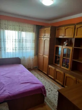 BRASADAS vinde apt. cu 2 camere la etajul 4 in Micro 17.