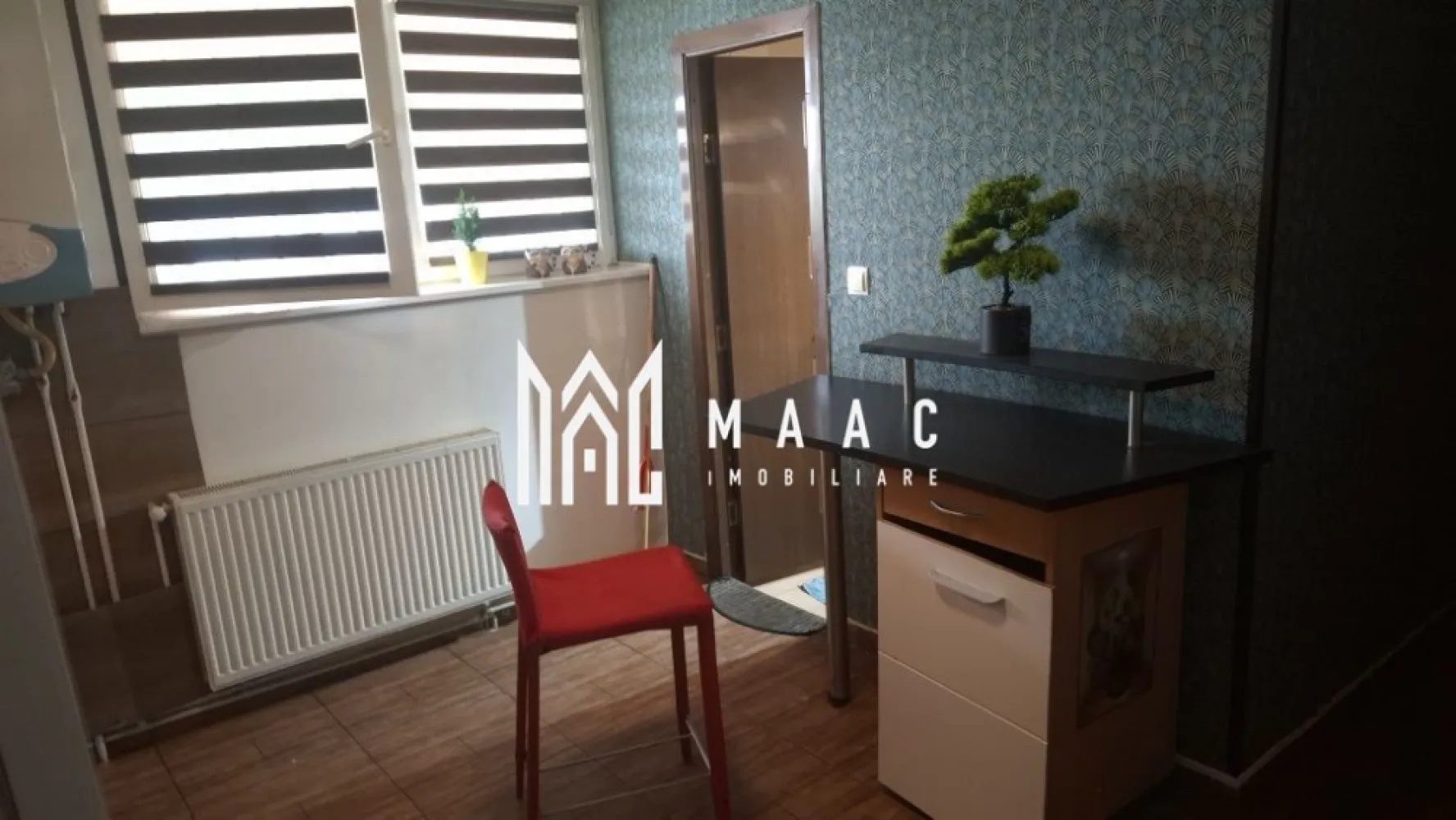 Apartament 1 Camera I Parter I Zona Strand II - Se oferă spre vânzare o garsonieră situată la parterul unui imobil din zona Ștrand II – o zonă liniștită, verde și foarte bine conectată la punctele de interes ale orașului.

Garsoniera are o suprafață utilă de 28 mp și este compartimentată practic, oferind confort și funcționalitate. Este complet mobilată și utilată, gata pentru mutare imediată, fără investiții suplimentare.

Dotări:
– Centrală proprie și calorifere
– Geamuri termopan
– Mobilier modern și electrocasnice funcționale
– Finisaje în stare foarte bună

Proprietatea este ideală pentru o persoană singură, un cuplu sau ca investiție pentru închiriere, datorită amplasării și disponibilității imediate.

Zona Ștrand II oferă acces facil la magazine, farmacii, stații de autobuz, spații verzi și zone de agrement.

Pentru informati si vizionari: ID: CP2756638