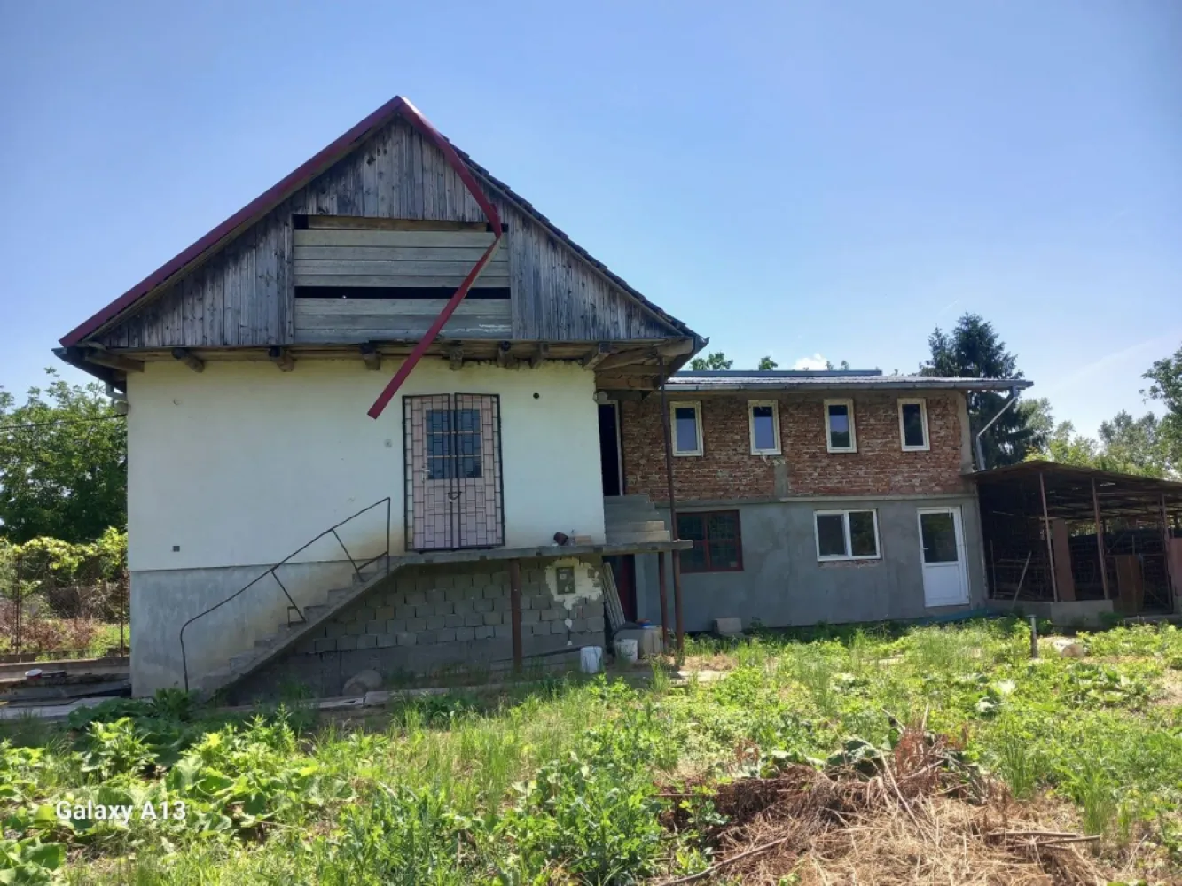 BRASADAS vinde casa 3 cam si teren 1063 mp. zona TITULESCU. - Agenția BRASADAS vinde casa individuala cu 3 camere si teren 1063 mp. în zona TITULESCU strada GRADINA DIANA, dincolo de dig în zona de grădini de lângă malul râului Somes.

Terenul este ingradit, exista acces auto și proprietatea este racordata la rețeaua de curent electric. 

Apa, canalizarea și gazul NU sunt racordate.

În curte este un put forat pentru alimentarea cu apa.

www.brasadas.com.